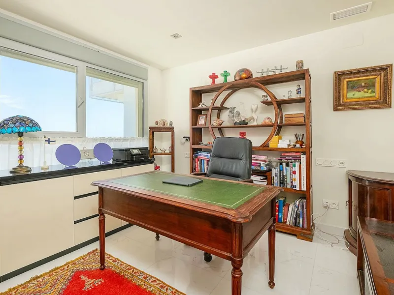 This elegant duplex penthouse enjoys stunning sea views and a prime location in the sought-after lower Higuerón area, within walking distance of the beach, all amenities, and the train station. The property seamlessly blends contemporary design, high-qual
