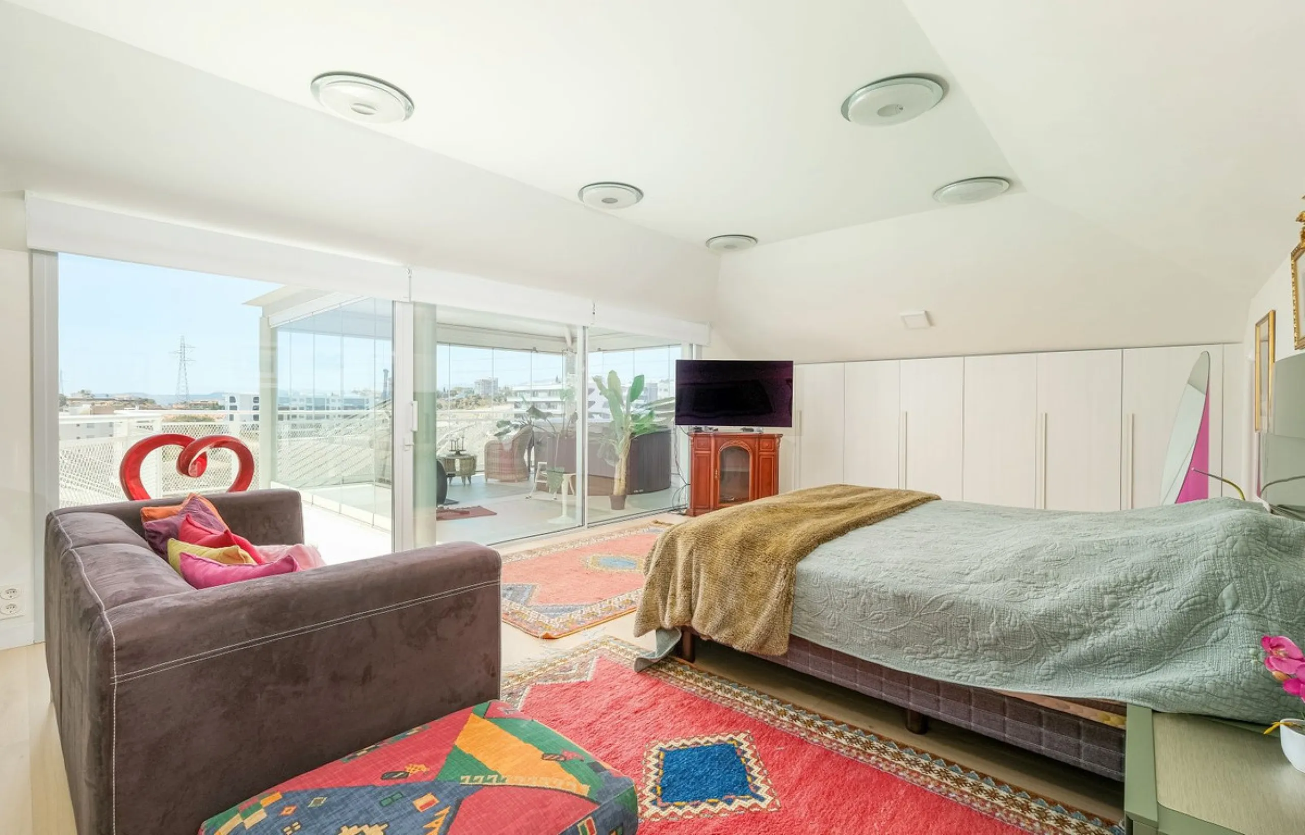 This elegant duplex penthouse enjoys stunning sea views and a prime location in the sought-after lower Higuerón area, within walking distance of the beach, all amenities, and the train station. The property seamlessly blends contemporary design, high-qual