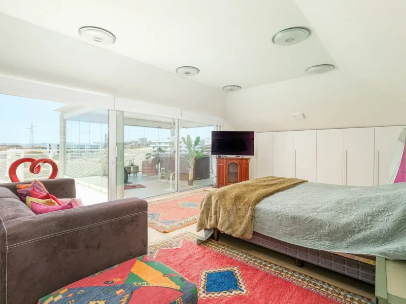 This elegant duplex penthouse enjoys stunning sea views and a prime location in the sought-after lower Higuerón area, within walking distance of the beach, all amenities, and the train station. The property seamlessly blends contemporary design, high-qual