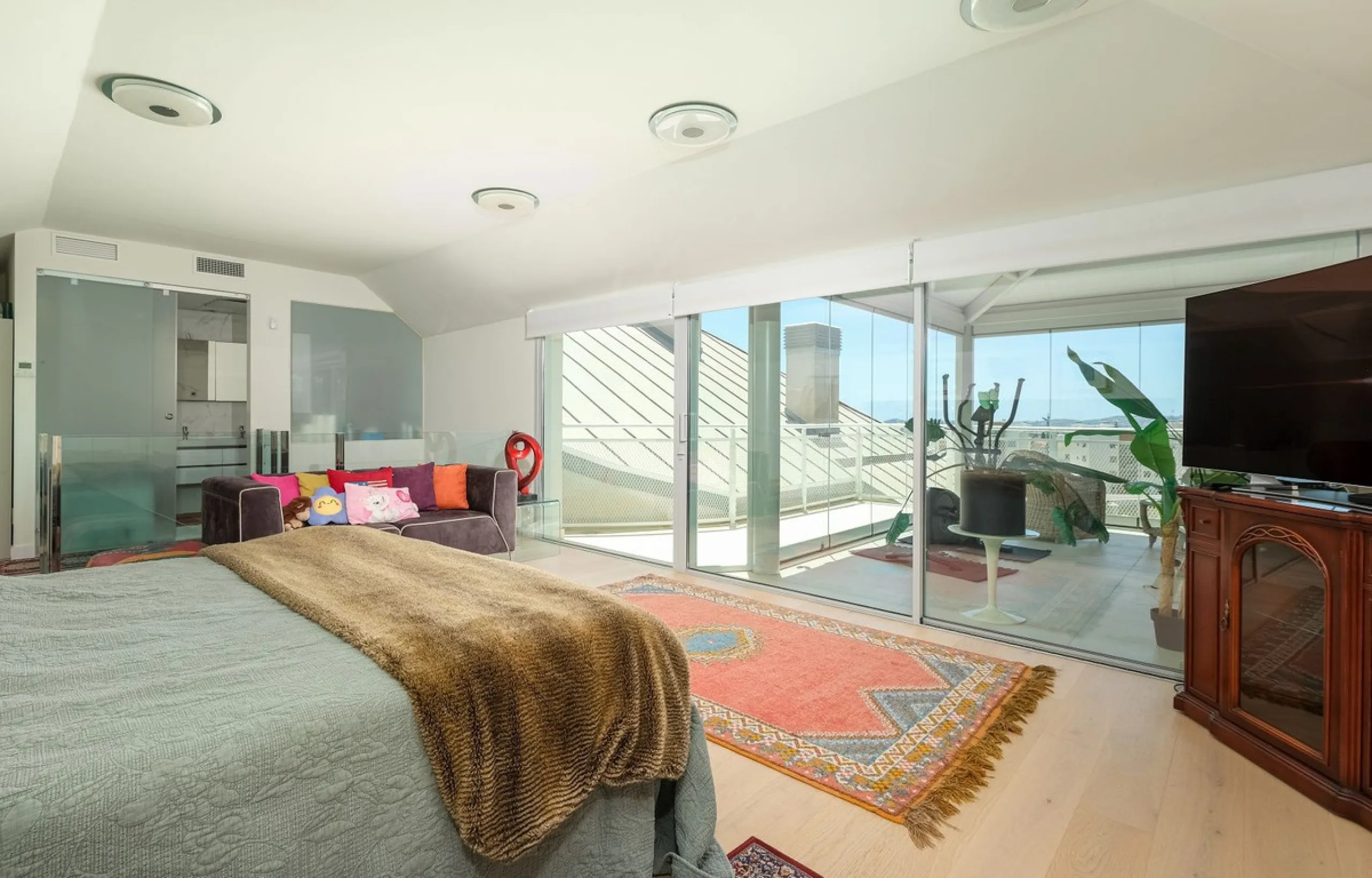 This elegant duplex penthouse enjoys stunning sea views and a prime location in the sought-after lower Higuerón area, within walking distance of the beach, all amenities, and the train station. The property seamlessly blends contemporary design, high-qual