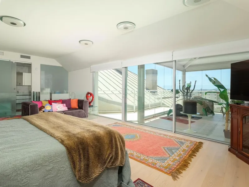 This elegant duplex penthouse enjoys stunning sea views and a prime location in the sought-after lower Higuerón area, within walking distance of the beach, all amenities, and the train station. The property seamlessly blends contemporary design, high-qual