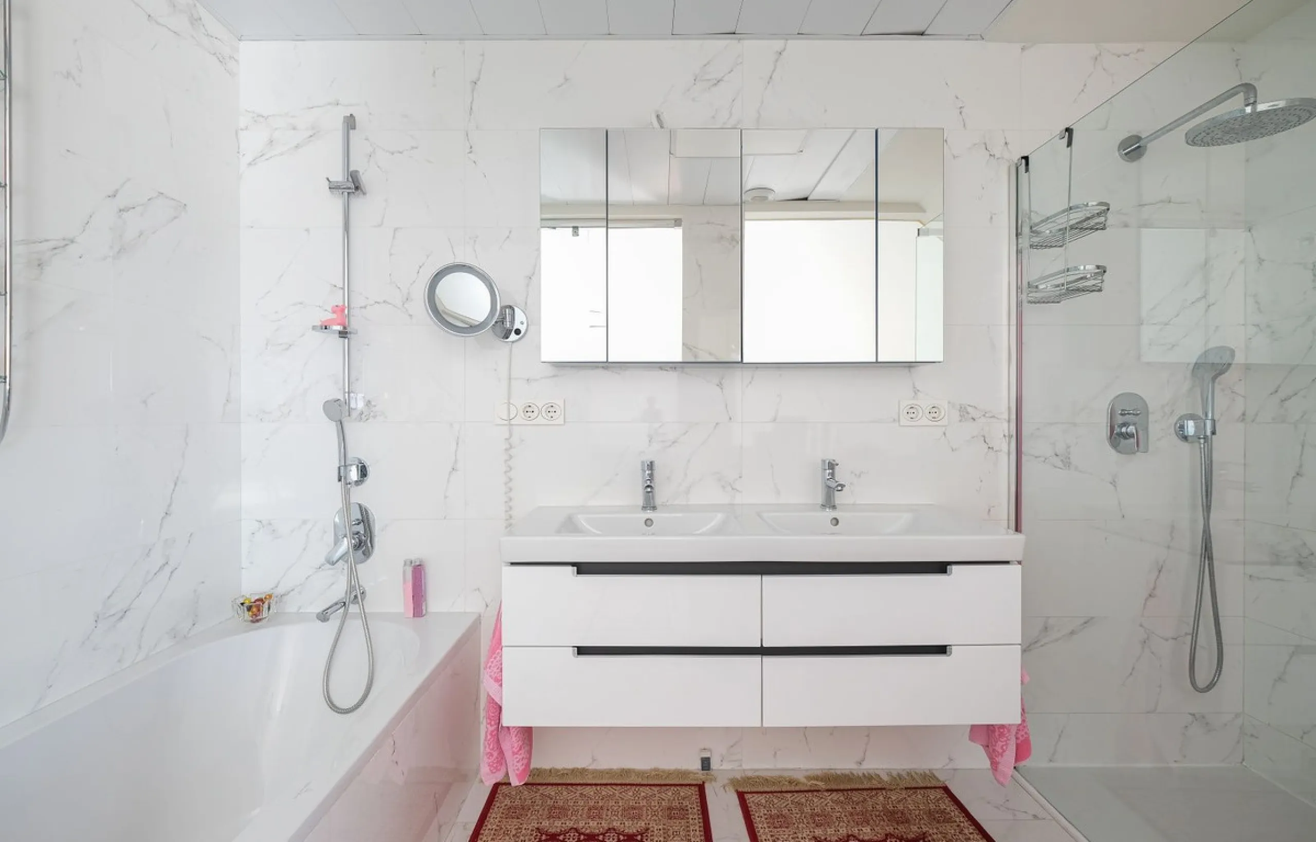 This elegant duplex penthouse enjoys stunning sea views and a prime location in the sought-after lower Higuerón area, within walking distance of the beach, all amenities, and the train station. The property seamlessly blends contemporary design, high-qual