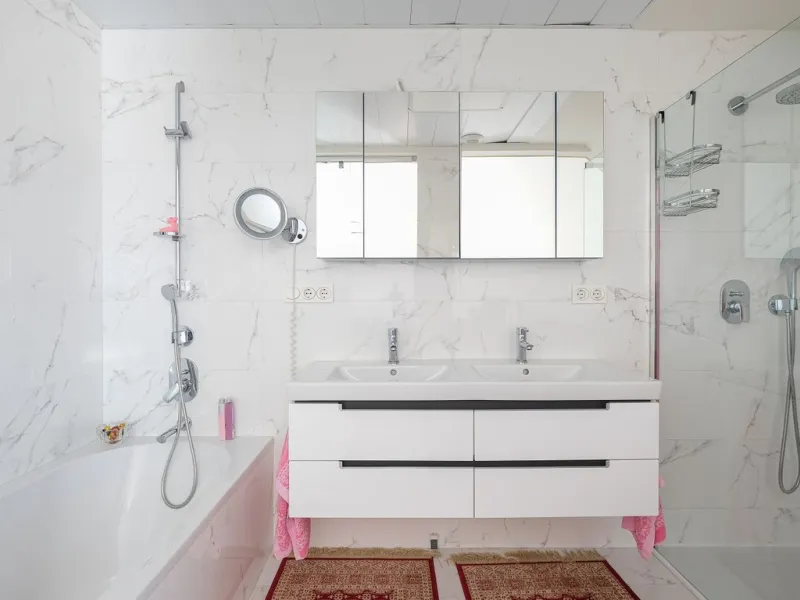 This elegant duplex penthouse enjoys stunning sea views and a prime location in the sought-after lower Higuerón area, within walking distance of the beach, all amenities, and the train station. The property seamlessly blends contemporary design, high-qual