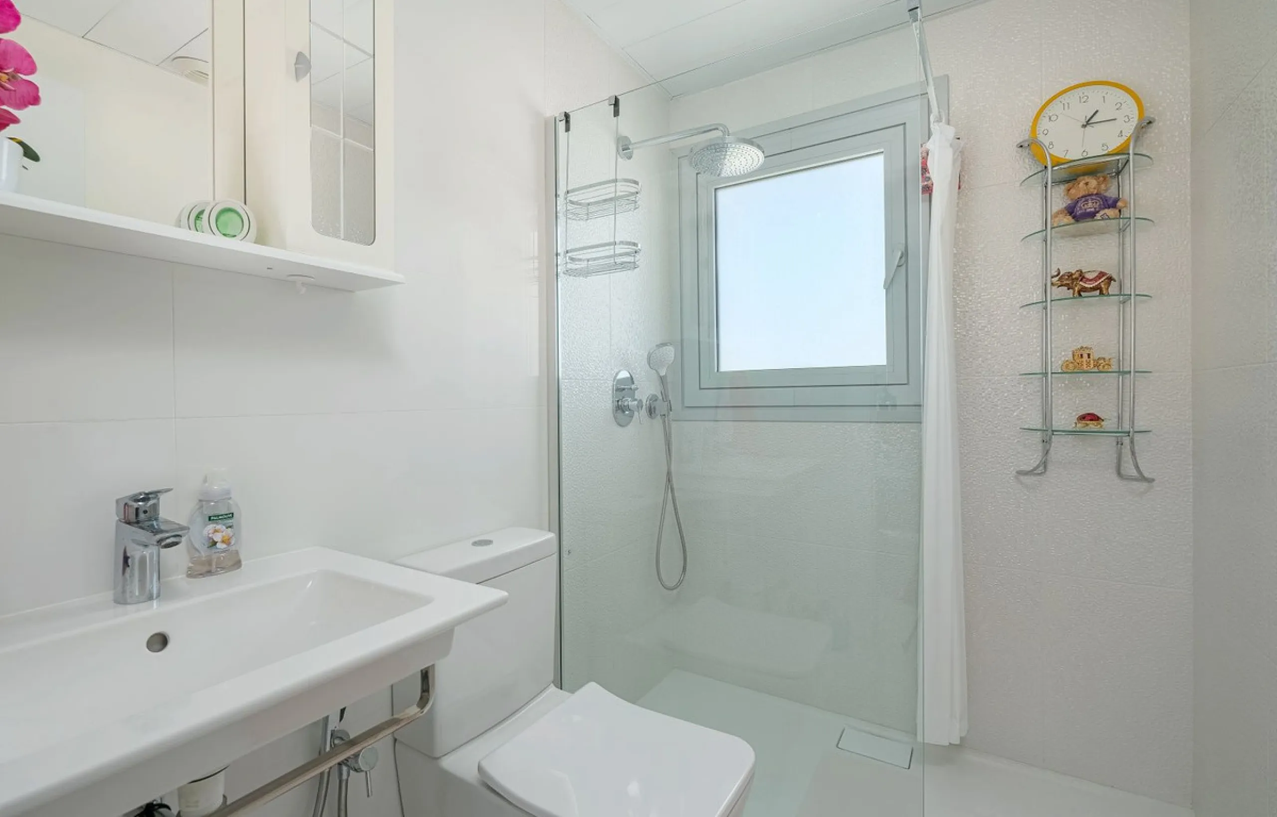 This elegant duplex penthouse enjoys stunning sea views and a prime location in the sought-after lower Higuerón area, within walking distance of the beach, all amenities, and the train station. The property seamlessly blends contemporary design, high-qual