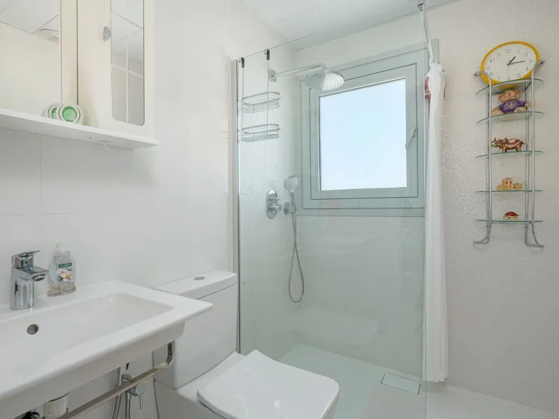 This elegant duplex penthouse enjoys stunning sea views and a prime location in the sought-after lower Higuerón area, within walking distance of the beach, all amenities, and the train station. The property seamlessly blends contemporary design, high-qual