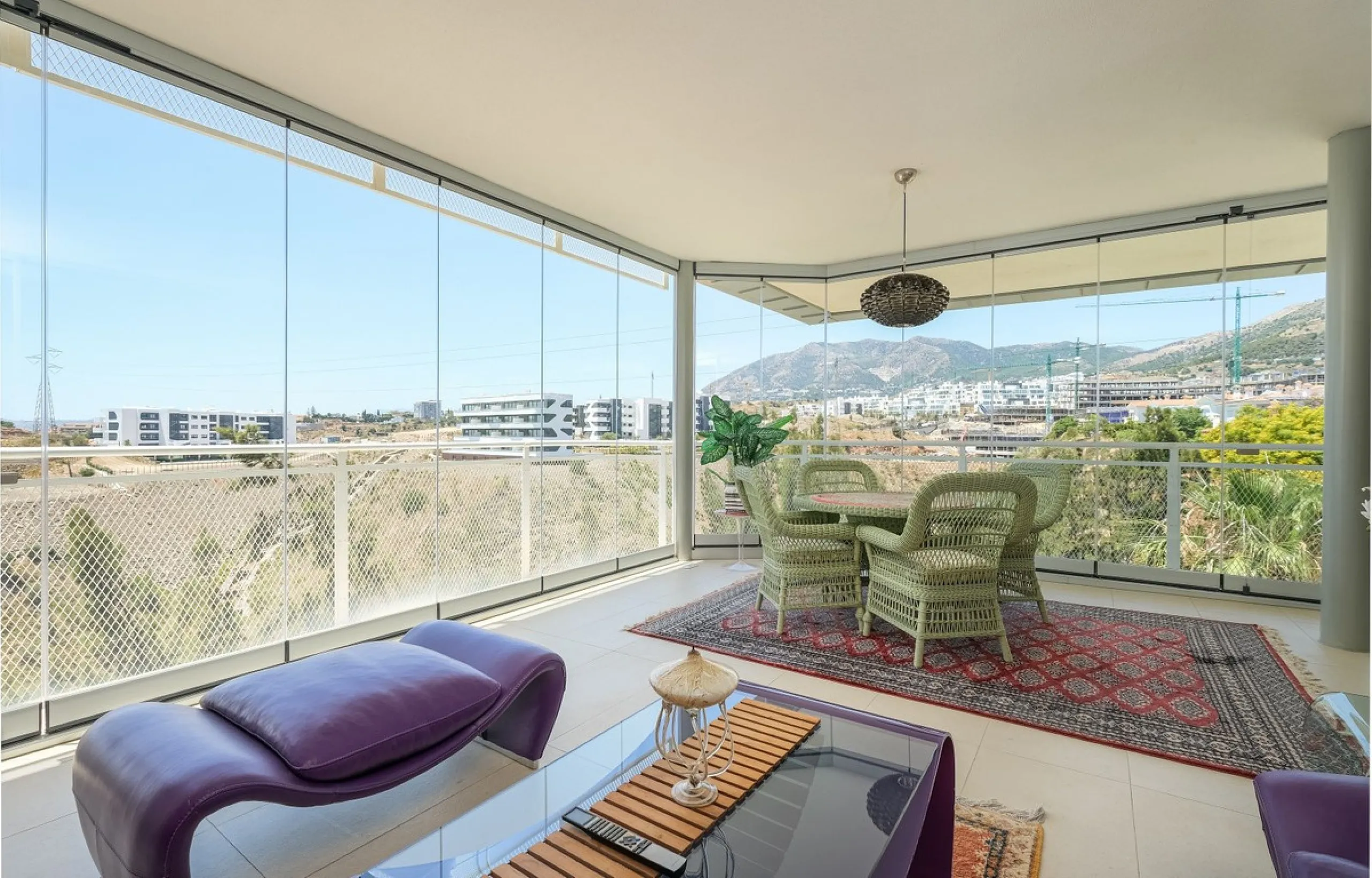 This elegant duplex penthouse enjoys stunning sea views and a prime location in the sought-after lower Higuerón area, within walking distance of the beach, all amenities, and the train station. The property seamlessly blends contemporary design, high-qual