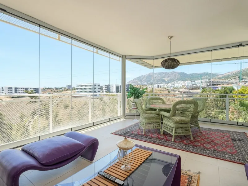 This elegant duplex penthouse enjoys stunning sea views and a prime location in the sought-after lower Higuerón area, within walking distance of the beach, all amenities, and the train station. The property seamlessly blends contemporary design, high-qual