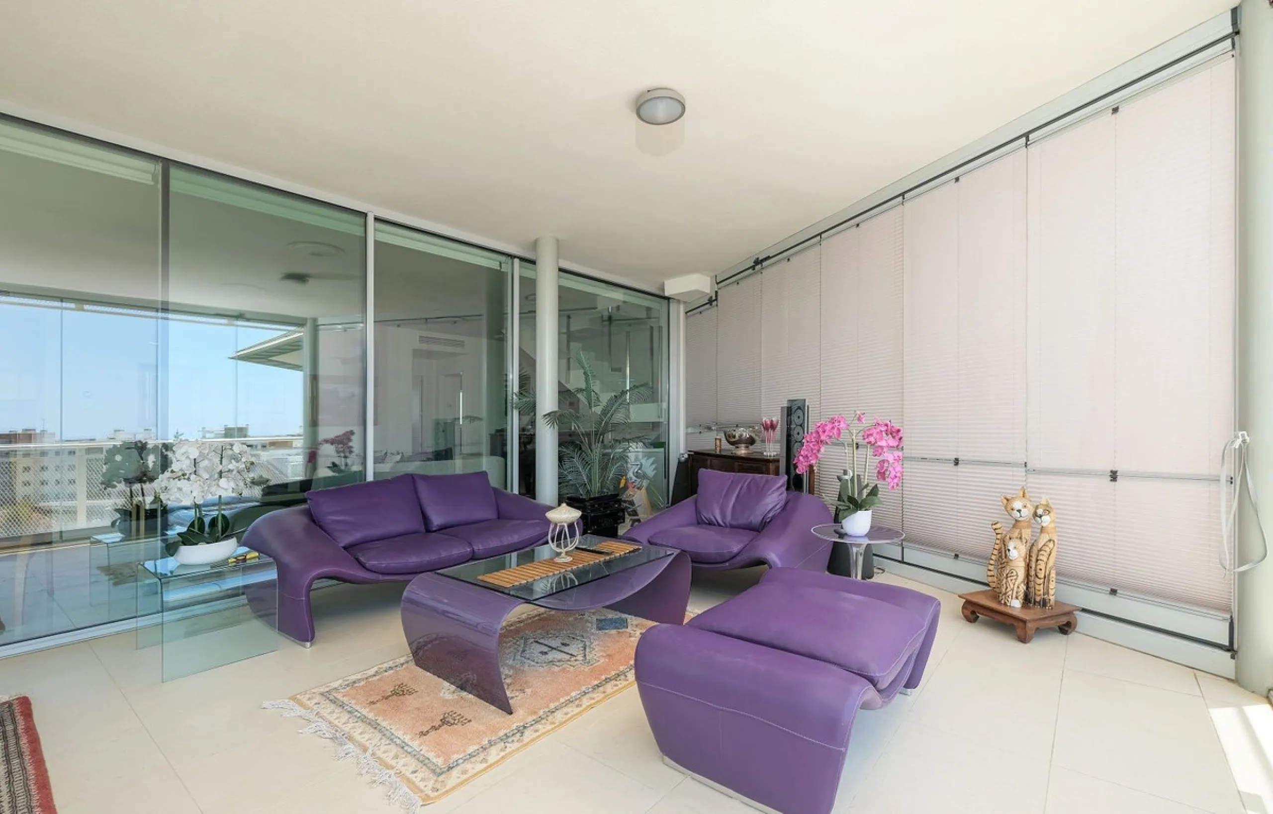 This elegant duplex penthouse enjoys stunning sea views and a prime location in the sought-after lower Higuerón area, within walking distance of the beach, all amenities, and the train station. The property seamlessly blends contemporary design, high-qual
