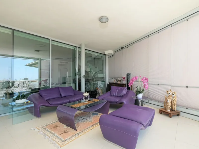 This elegant duplex penthouse enjoys stunning sea views and a prime location in the sought-after lower Higuerón area, within walking distance of the beach, all amenities, and the train station. The property seamlessly blends contemporary design, high-qual