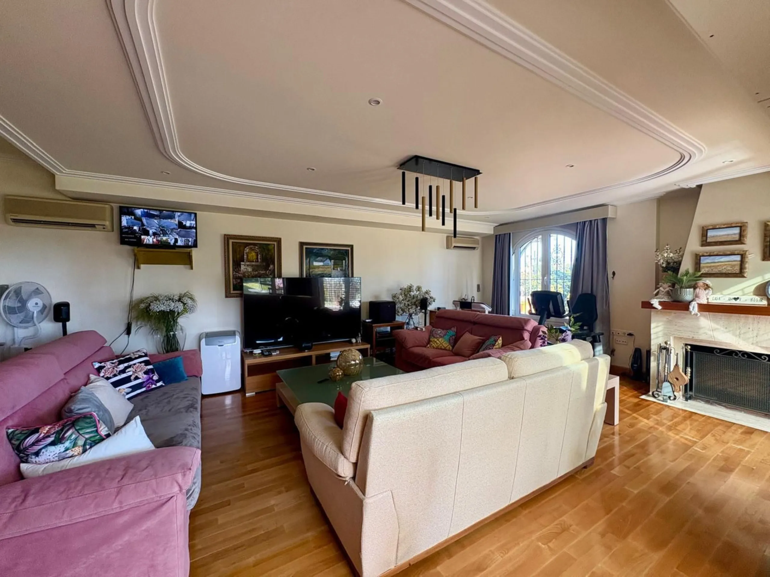 House - Detached Villa в продаже в Fuengirola, Málaga. В доме 5 спален и 4 ванных комнат. Площадь дома 504 м². Площадь участка 2437 м²