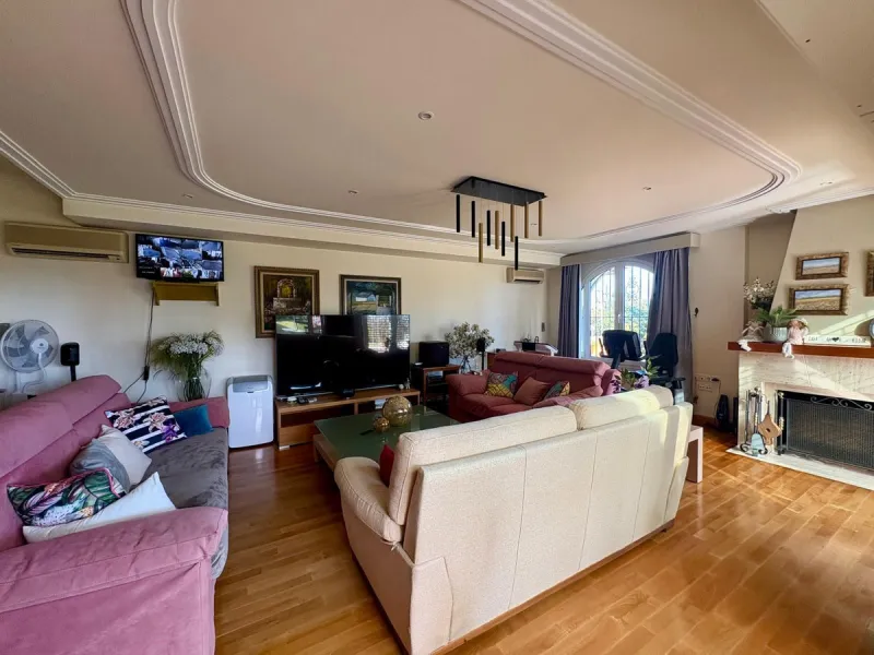 House - Detached Villa в продаже в Fuengirola, Málaga. В доме 5 спален и 4 ванных комнат. Площадь дома 504 м². Площадь участка 2437 м²
