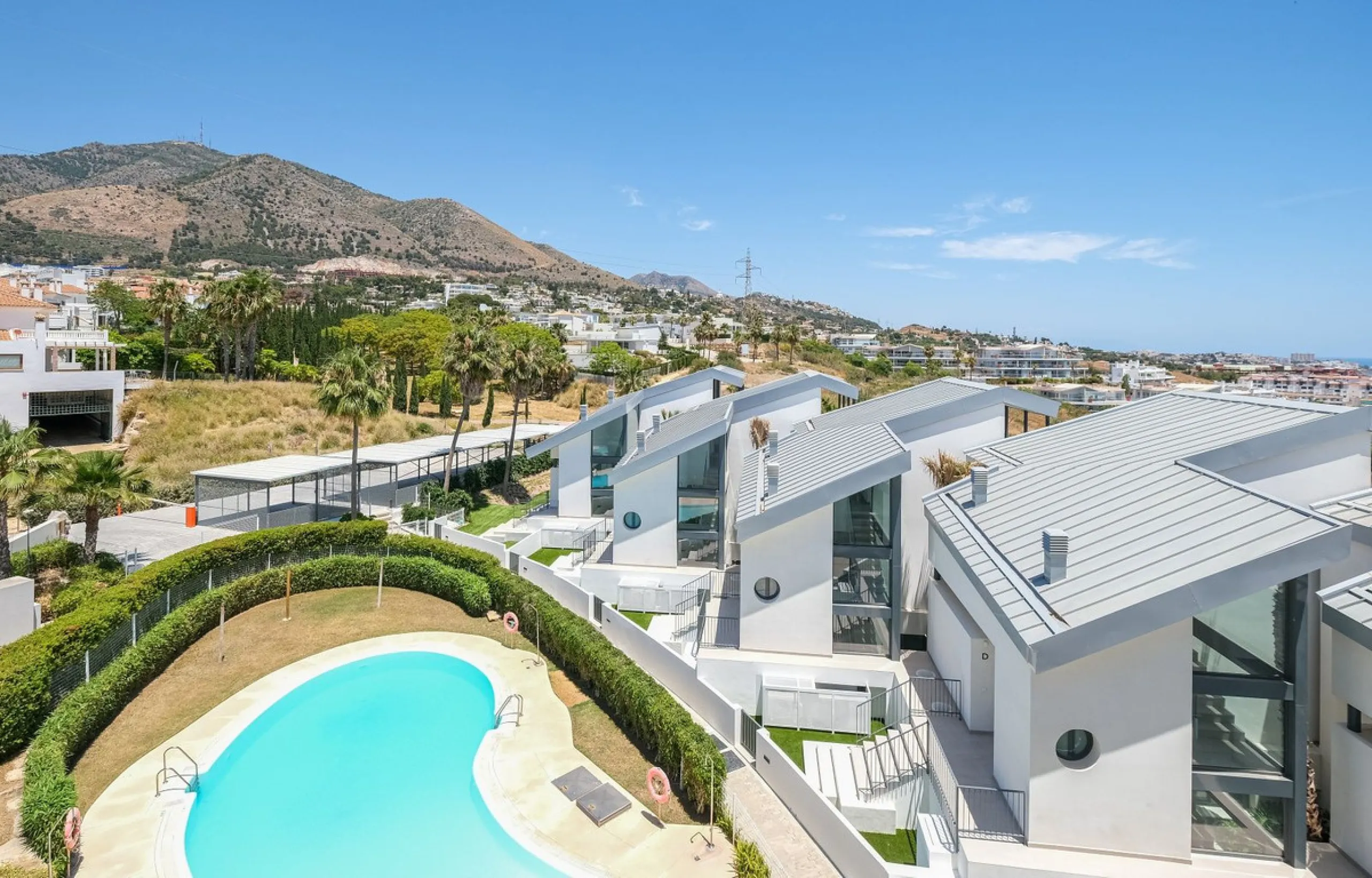 This elegant duplex penthouse enjoys stunning sea views and a prime location in the sought-after lower Higuerón area, within walking distance of the beach, all amenities, and the train station. The property seamlessly blends contemporary design, high-qual