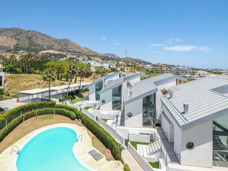 This elegant duplex penthouse enjoys stunning sea views and a prime location in the sought-after lower Higuerón area, within walking distance of the beach, all amenities, and the train station. The property seamlessly blends contemporary design, high-qual