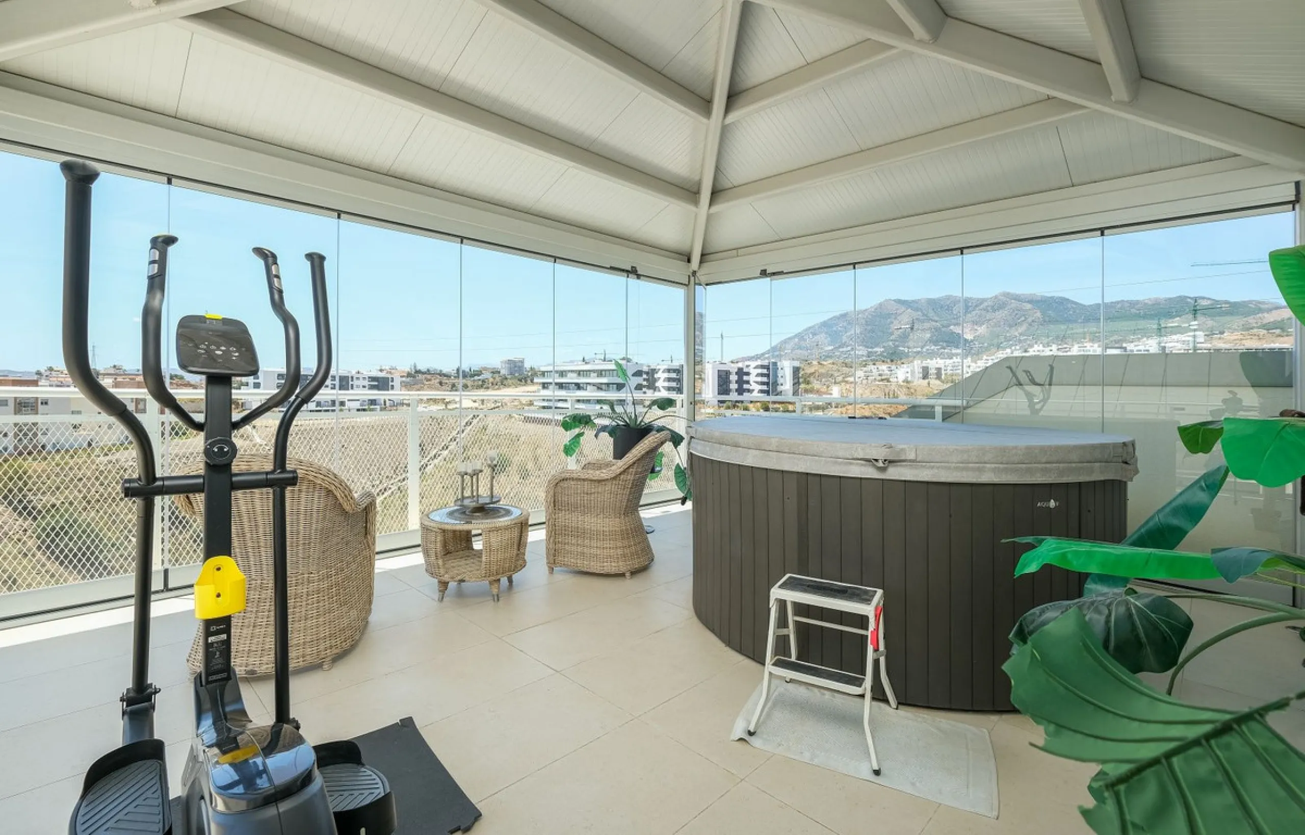 This elegant duplex penthouse enjoys stunning sea views and a prime location in the sought-after lower Higuerón area, within walking distance of the beach, all amenities, and the train station. The property seamlessly blends contemporary design, high-qual