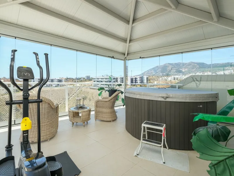 This elegant duplex penthouse enjoys stunning sea views and a prime location in the sought-after lower Higuerón area, within walking distance of the beach, all amenities, and the train station. The property seamlessly blends contemporary design, high-qual