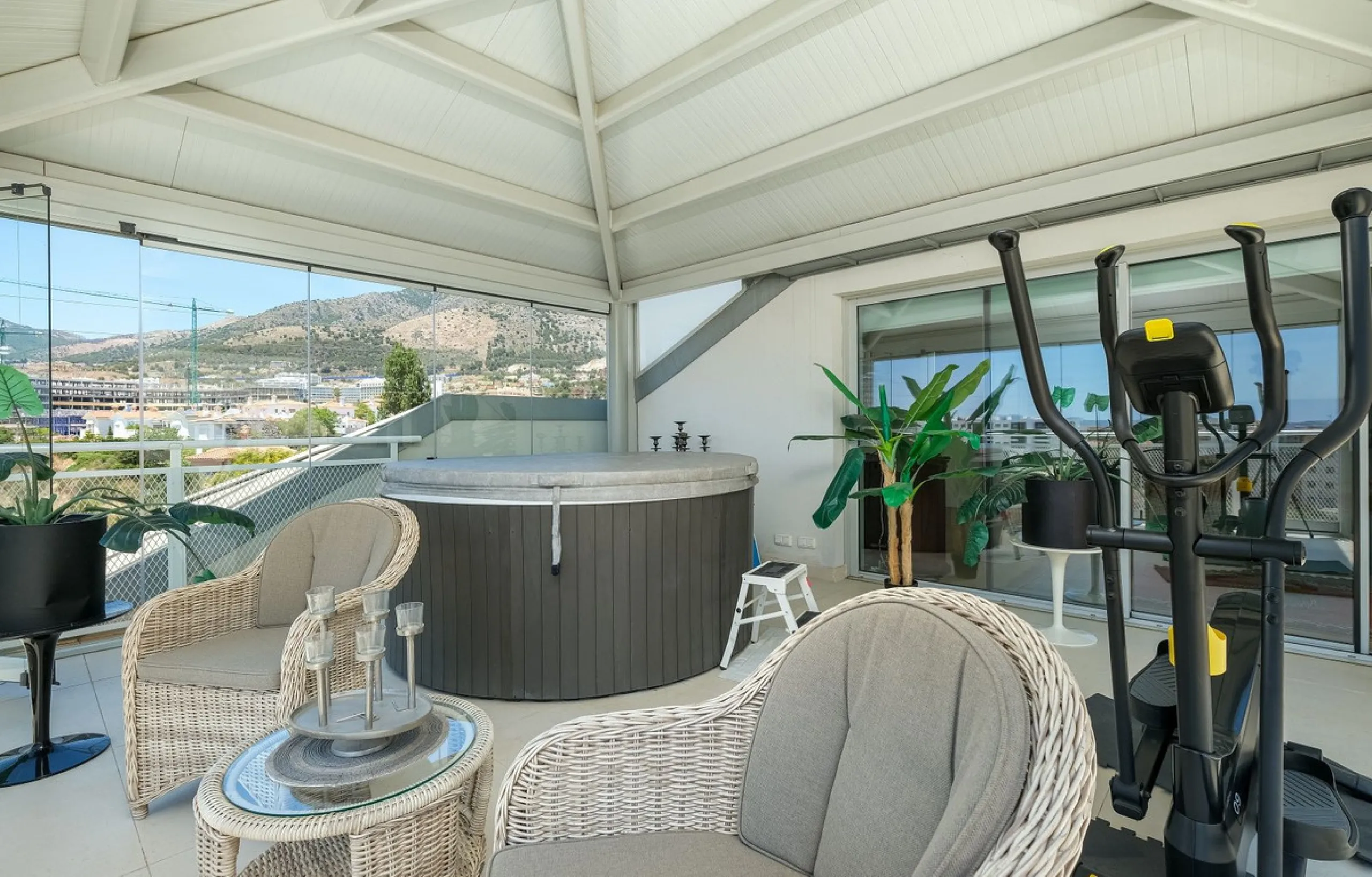 This elegant duplex penthouse enjoys stunning sea views and a prime location in the sought-after lower Higuerón area, within walking distance of the beach, all amenities, and the train station. The property seamlessly blends contemporary design, high-qual
