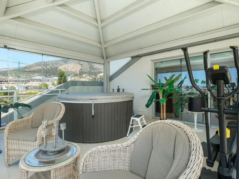 This elegant duplex penthouse enjoys stunning sea views and a prime location in the sought-after lower Higuerón area, within walking distance of the beach, all amenities, and the train station. The property seamlessly blends contemporary design, high-qual