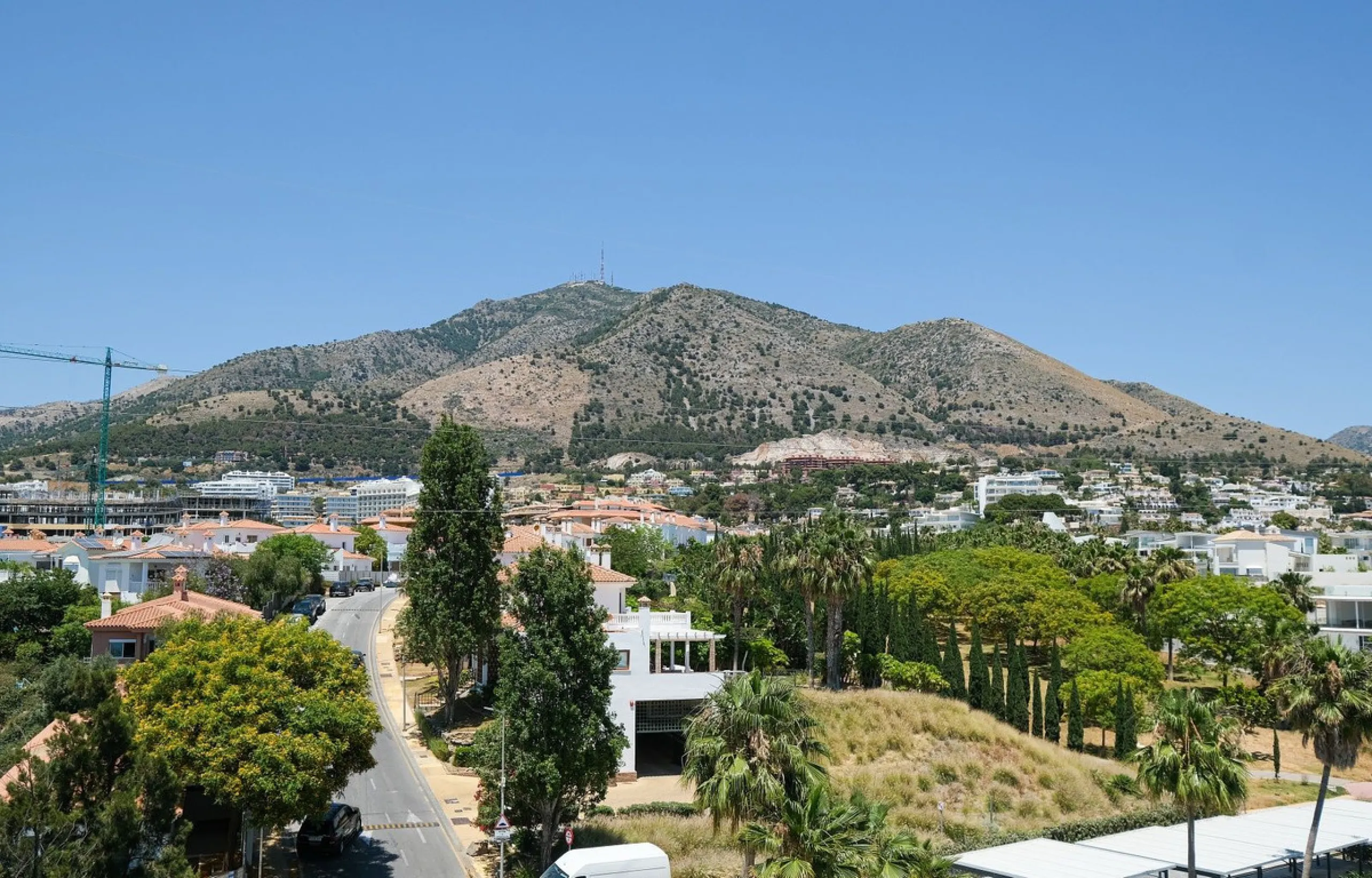 This elegant duplex penthouse enjoys stunning sea views and a prime location in the sought-after lower Higuerón area, within walking distance of the beach, all amenities, and the train station. The property seamlessly blends contemporary design, high-qual