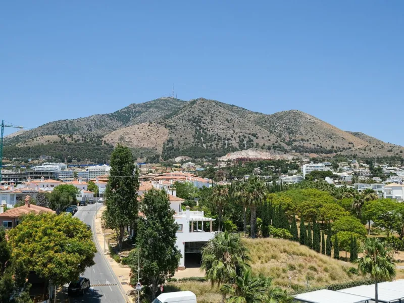 This elegant duplex penthouse enjoys stunning sea views and a prime location in the sought-after lower Higuerón area, within walking distance of the beach, all amenities, and the train station. The property seamlessly blends contemporary design, high-qual