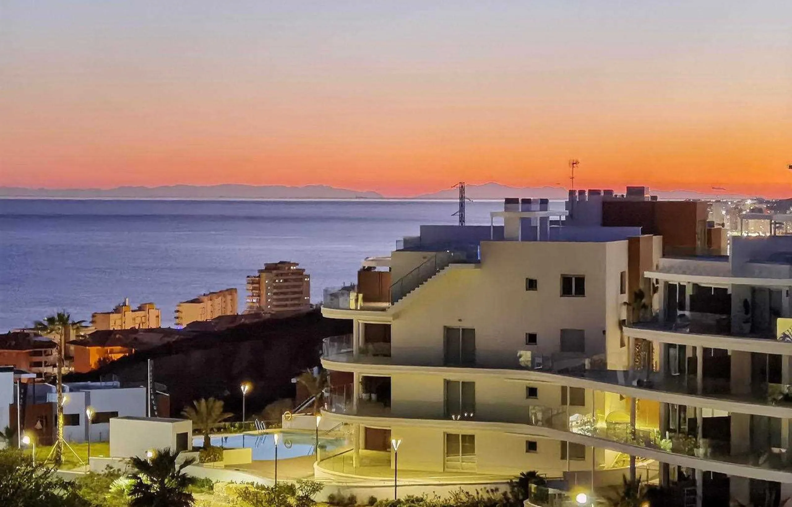 This elegant duplex penthouse enjoys stunning sea views and a prime location in the sought-after lower Higuerón area, within walking distance of the beach, all amenities, and the train station. The property seamlessly blends contemporary design, high-qual