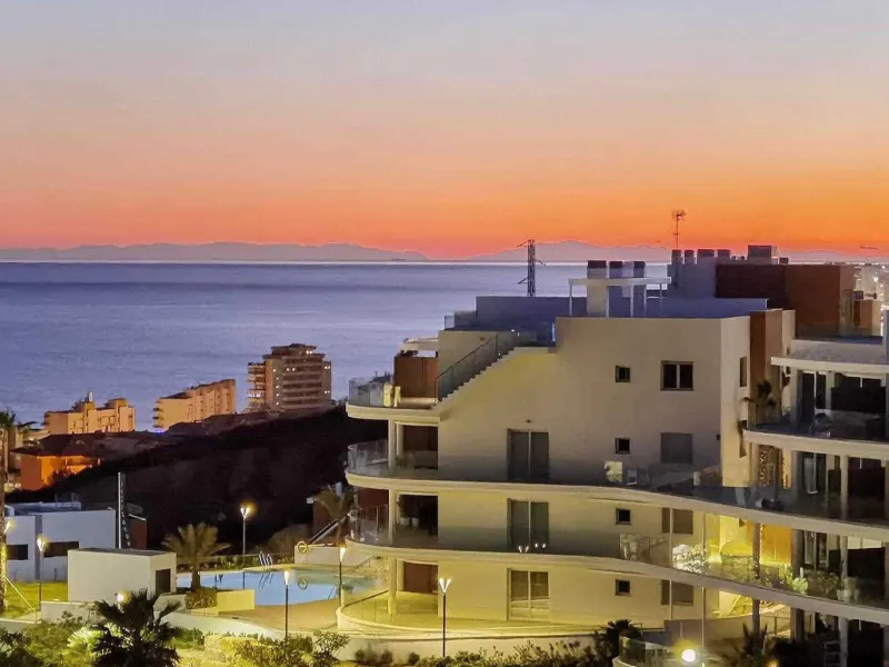 This elegant duplex penthouse enjoys stunning sea views and a prime location in the sought-after lower Higuerón area, within walking distance of the beach, all amenities, and the train station. The property seamlessly blends contemporary design, high-qual