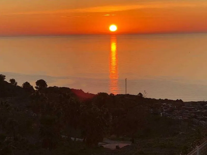 This elegant duplex penthouse enjoys stunning sea views and a prime location in the sought-after lower Higuerón area, within walking distance of the beach, all amenities, and the train station. The property seamlessly blends contemporary design, high-qual