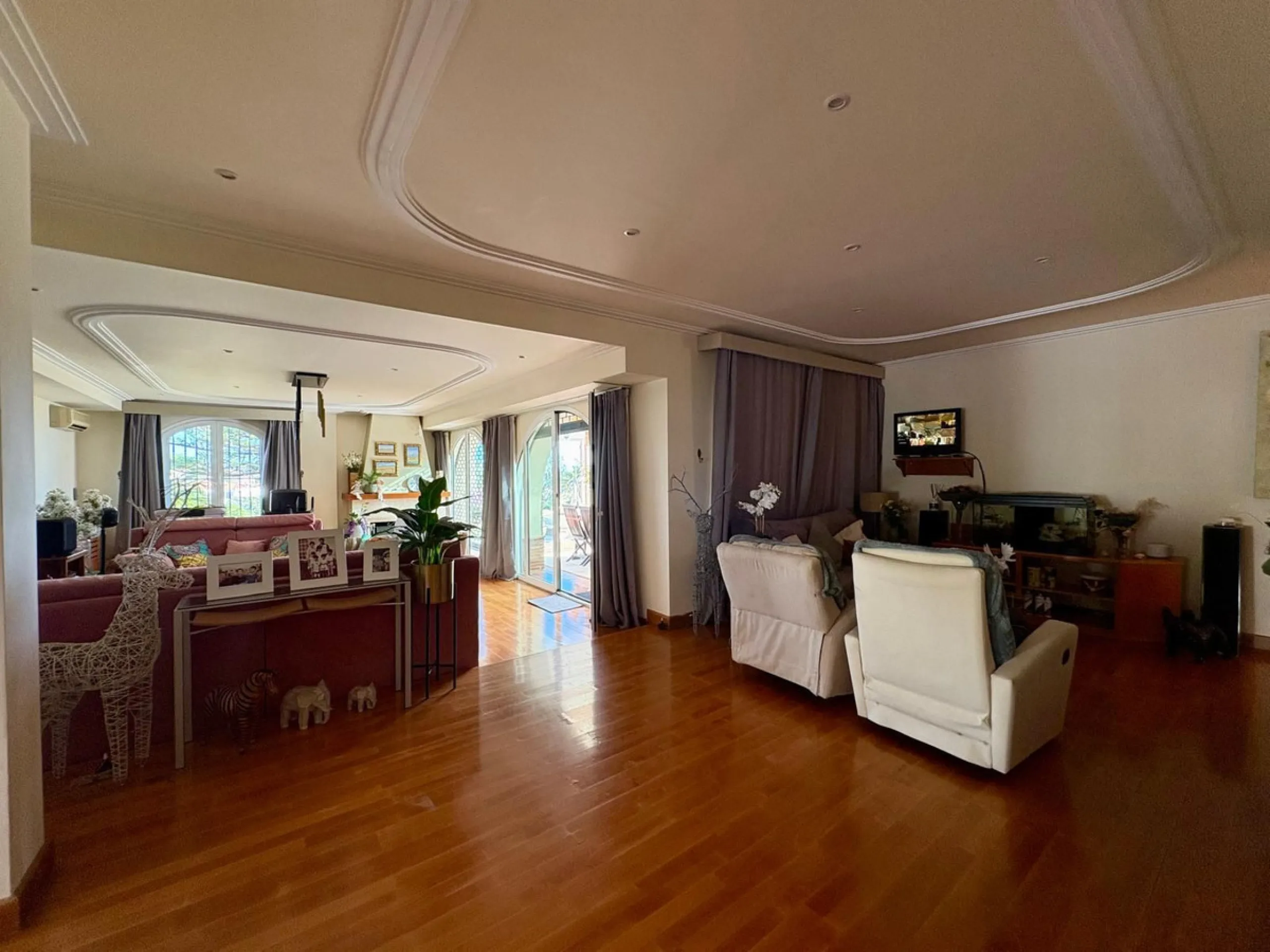 House - Detached Villa в продаже в Fuengirola, Málaga. В доме 5 спален и 4 ванных комнат. Площадь дома 504 м². Площадь участка 2437 м²