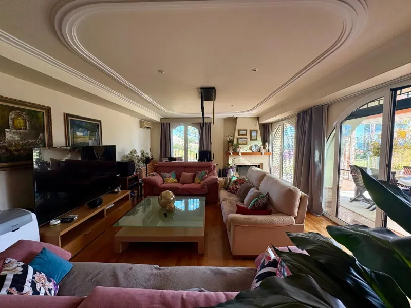 House - Detached Villa в продаже в Fuengirola, Málaga. В доме 5 спален и 4 ванных комнат. Площадь дома 504 м². Площадь участка 2437 м²