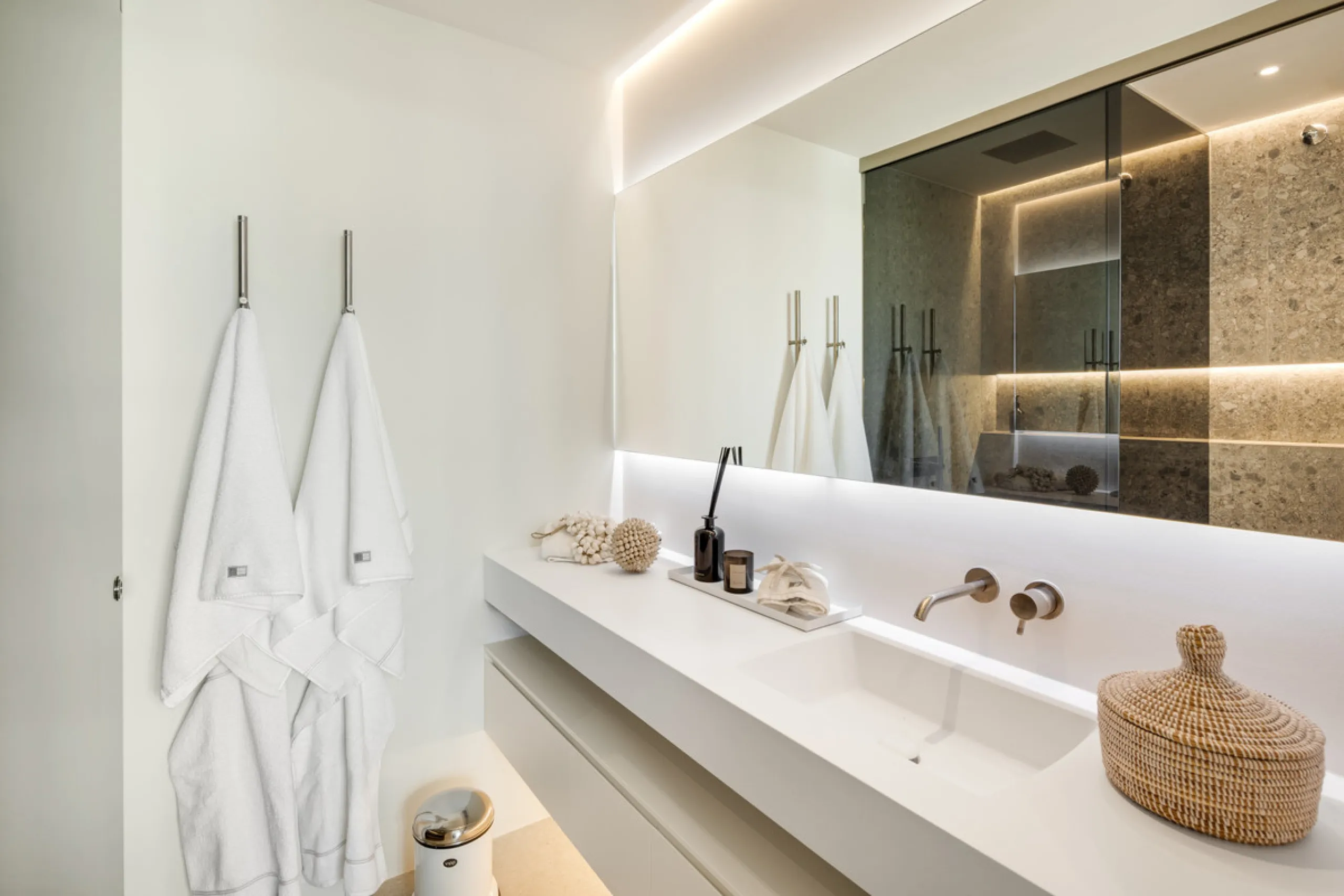Nestled in the serene enclave of La Quinta, this contemporary villa, built in 2021, is designed to capture the essence of luxury living. South-facing, it offers stunning, sweeping views from the impressive La Concha Mountain to the Mediterranean Sea and e