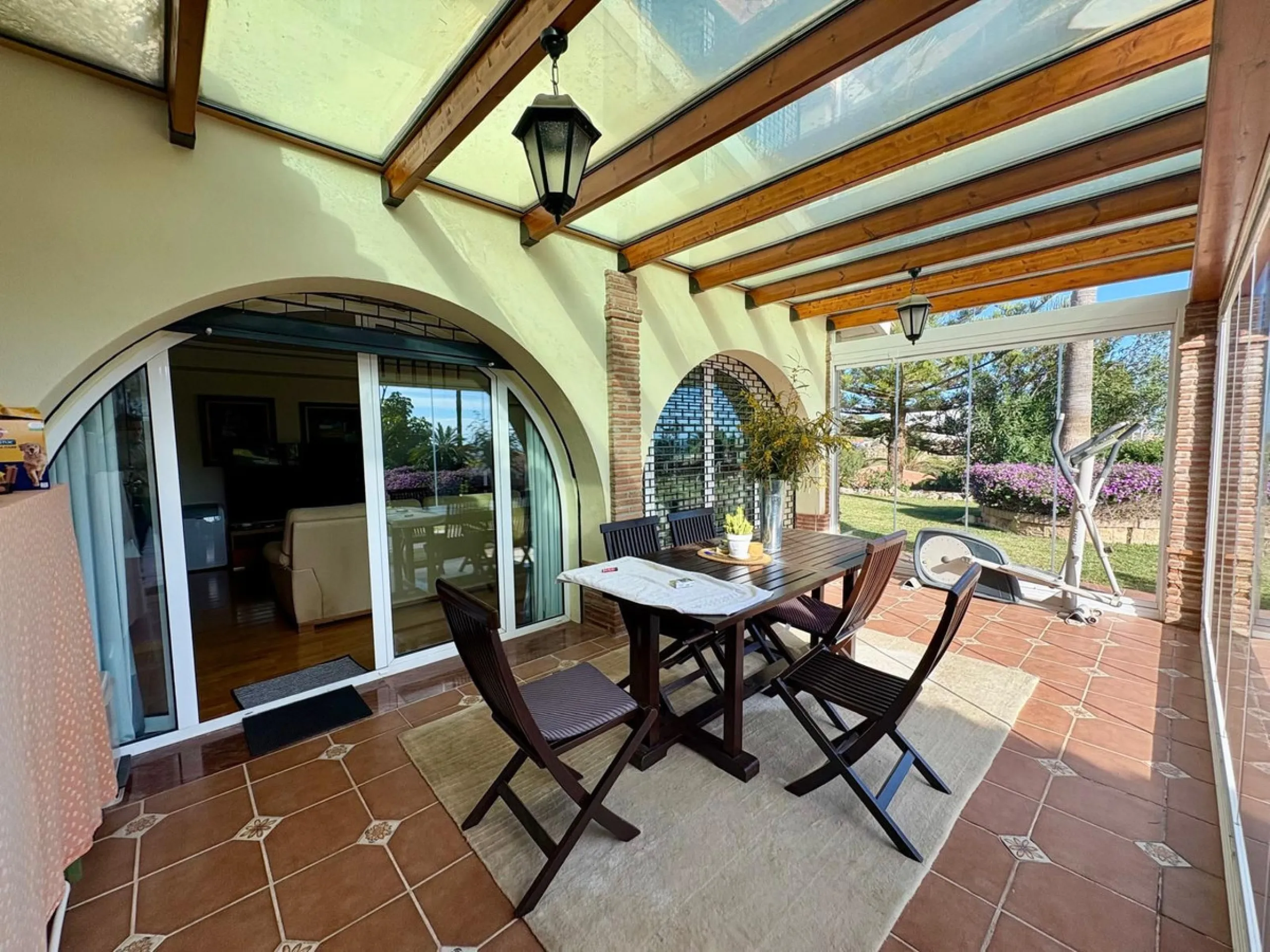 House - Detached Villa в продаже в Fuengirola, Málaga. В доме 5 спален и 4 ванных комнат. Площадь дома 504 м². Площадь участка 2437 м²
