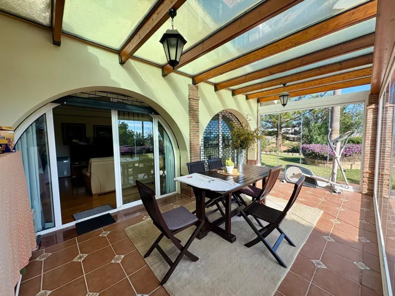 House - Detached Villa в продаже в Fuengirola, Málaga. В доме 5 спален и 4 ванных комнат. Площадь дома 504 м². Площадь участка 2437 м²