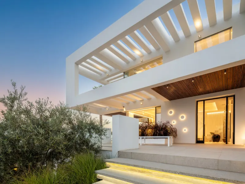 Nestled in the serene enclave of La Quinta, this contemporary villa, built in 2021, is designed to capture the essence of luxury living. South-facing, it offers stunning, sweeping views from the impressive La Concha Mountain to the Mediterranean Sea and e