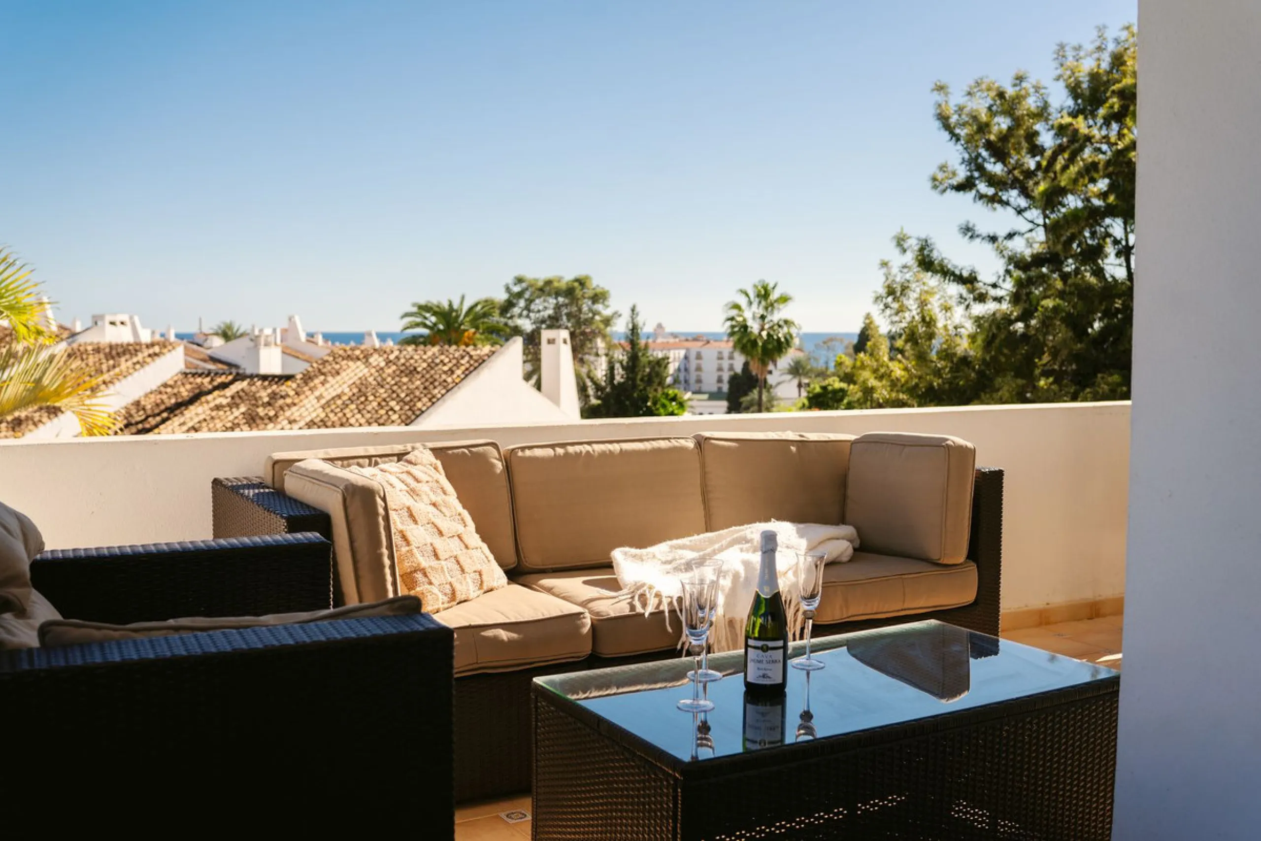 Apartment - Middle Floor Apartment в продаже в Marbella, Málaga. В доме 3 спален и 4 ванных комнат. Площадь дома 215 м²