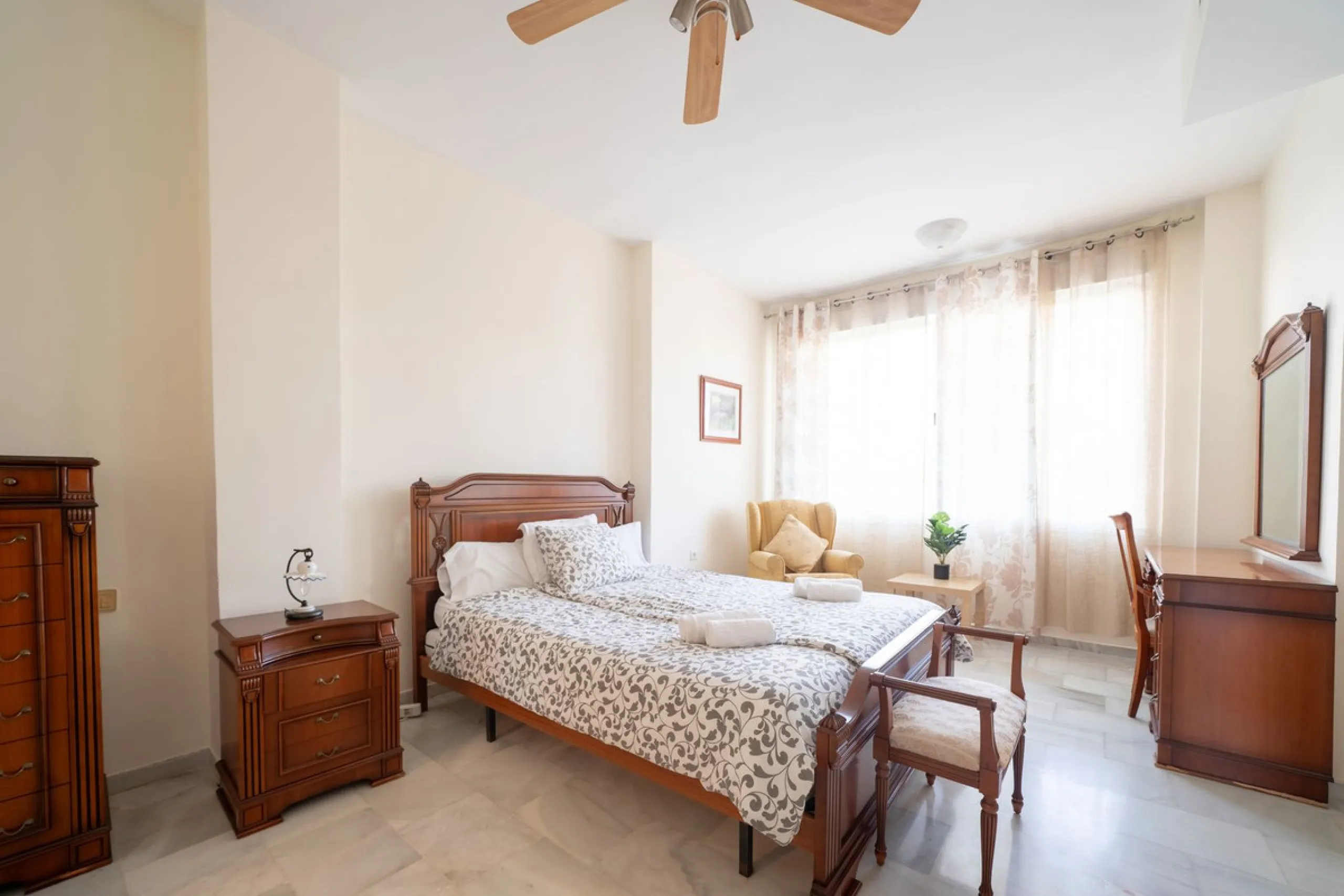 Apartment - Middle Floor Apartment в продаже в Marbella, Málaga. В доме 3 спален и 4 ванных комнат. Площадь дома 215 м²