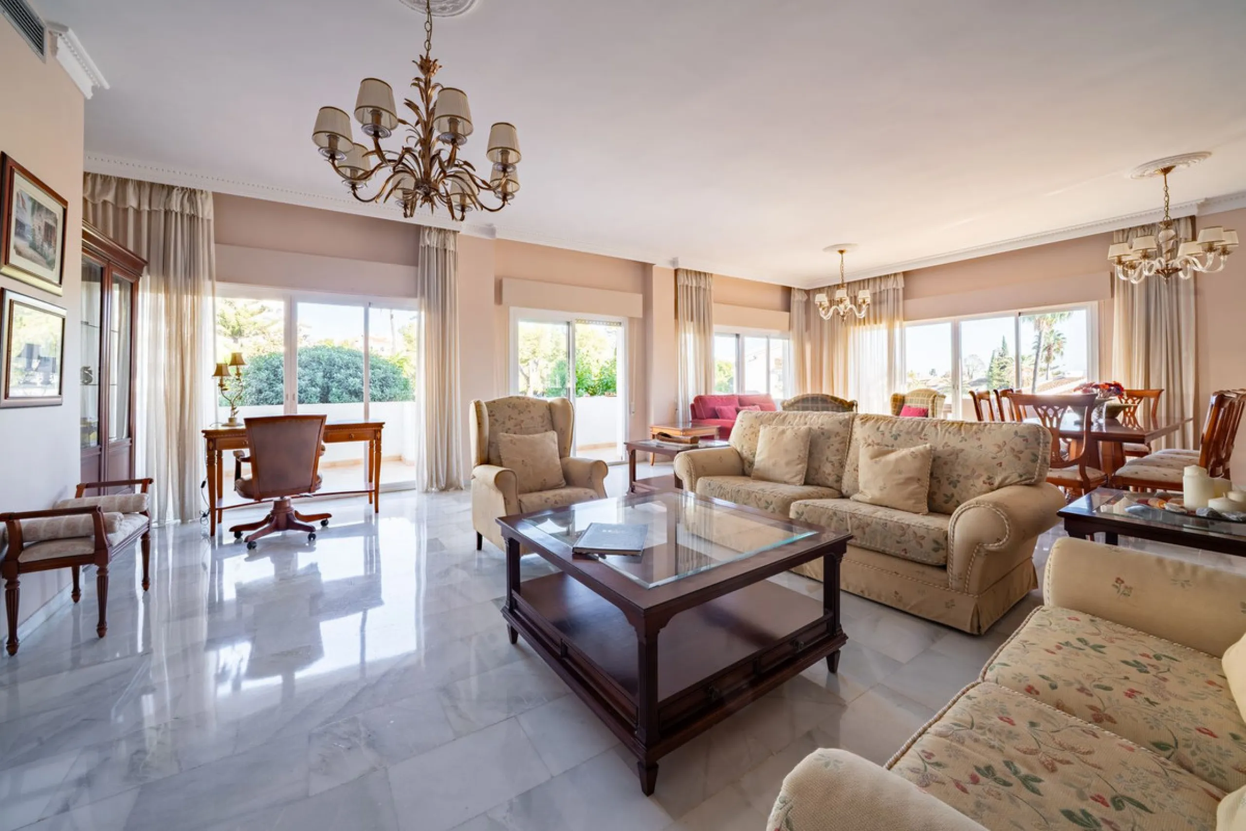 Apartment - Middle Floor Apartment в продаже в Marbella, Málaga. В доме 3 спален и 4 ванных комнат. Площадь дома 215 м²