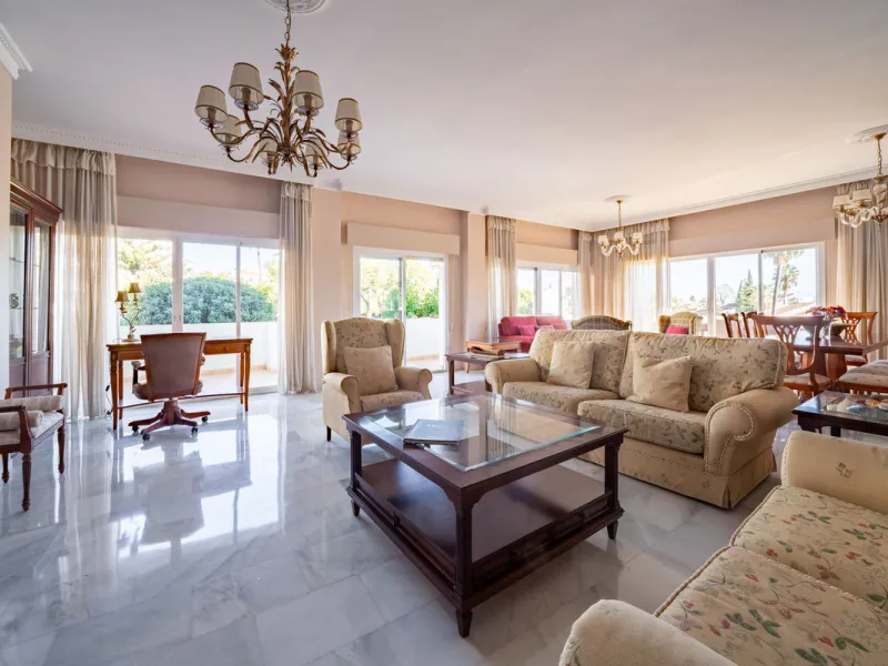 Apartment - Middle Floor Apartment в продаже в Marbella, Málaga. В доме 3 спален и 4 ванных комнат. Площадь дома 215 м²