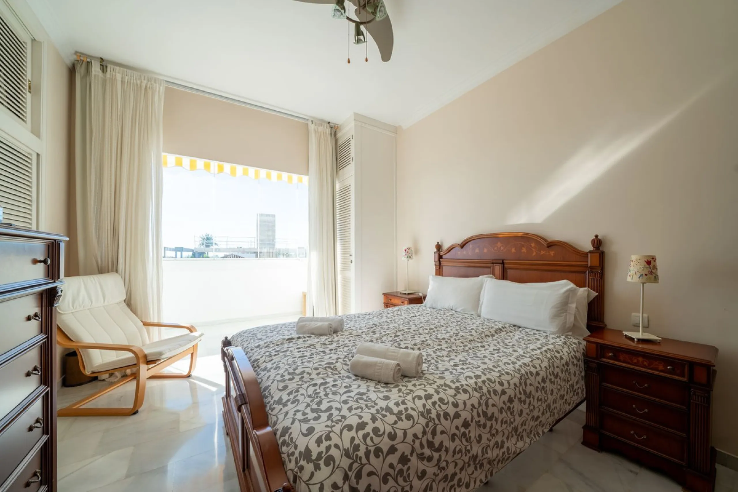 Apartment - Middle Floor Apartment в продаже в Marbella, Málaga. В доме 3 спален и 4 ванных комнат. Площадь дома 215 м²