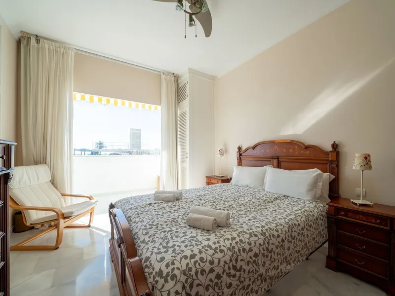 Apartment - Middle Floor Apartment в продаже в Marbella, Málaga. В доме 3 спален и 4 ванных комнат. Площадь дома 215 м²