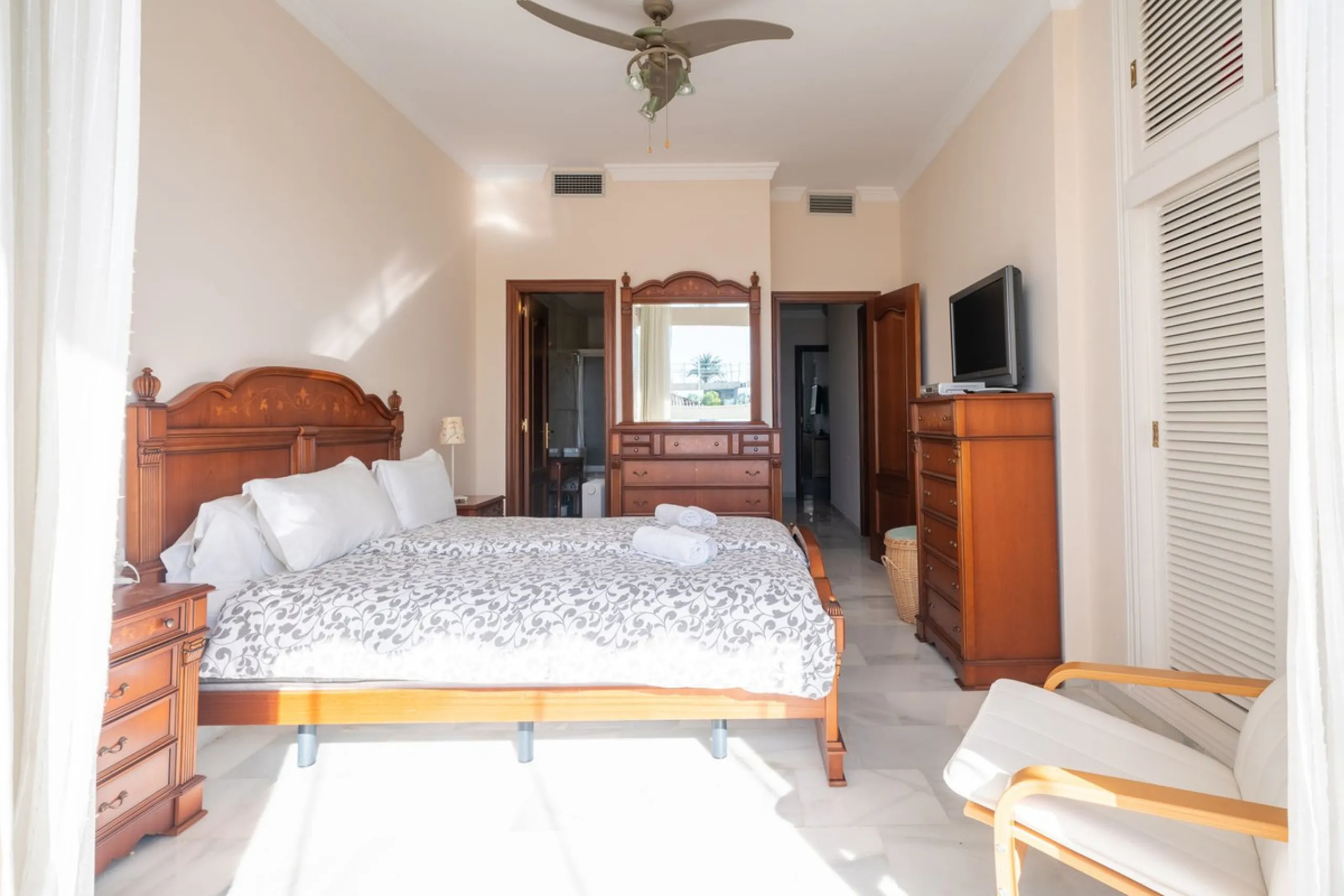 Apartment - Middle Floor Apartment в продаже в Marbella, Málaga. В доме 3 спален и 4 ванных комнат. Площадь дома 215 м²