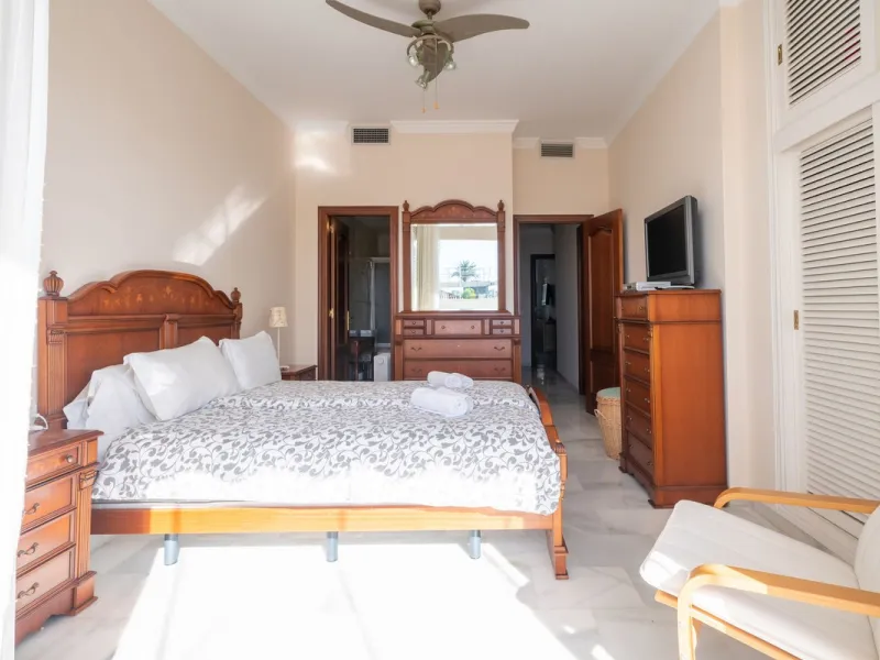 Apartment - Middle Floor Apartment в продаже в Marbella, Málaga. В доме 3 спален и 4 ванных комнат. Площадь дома 215 м²