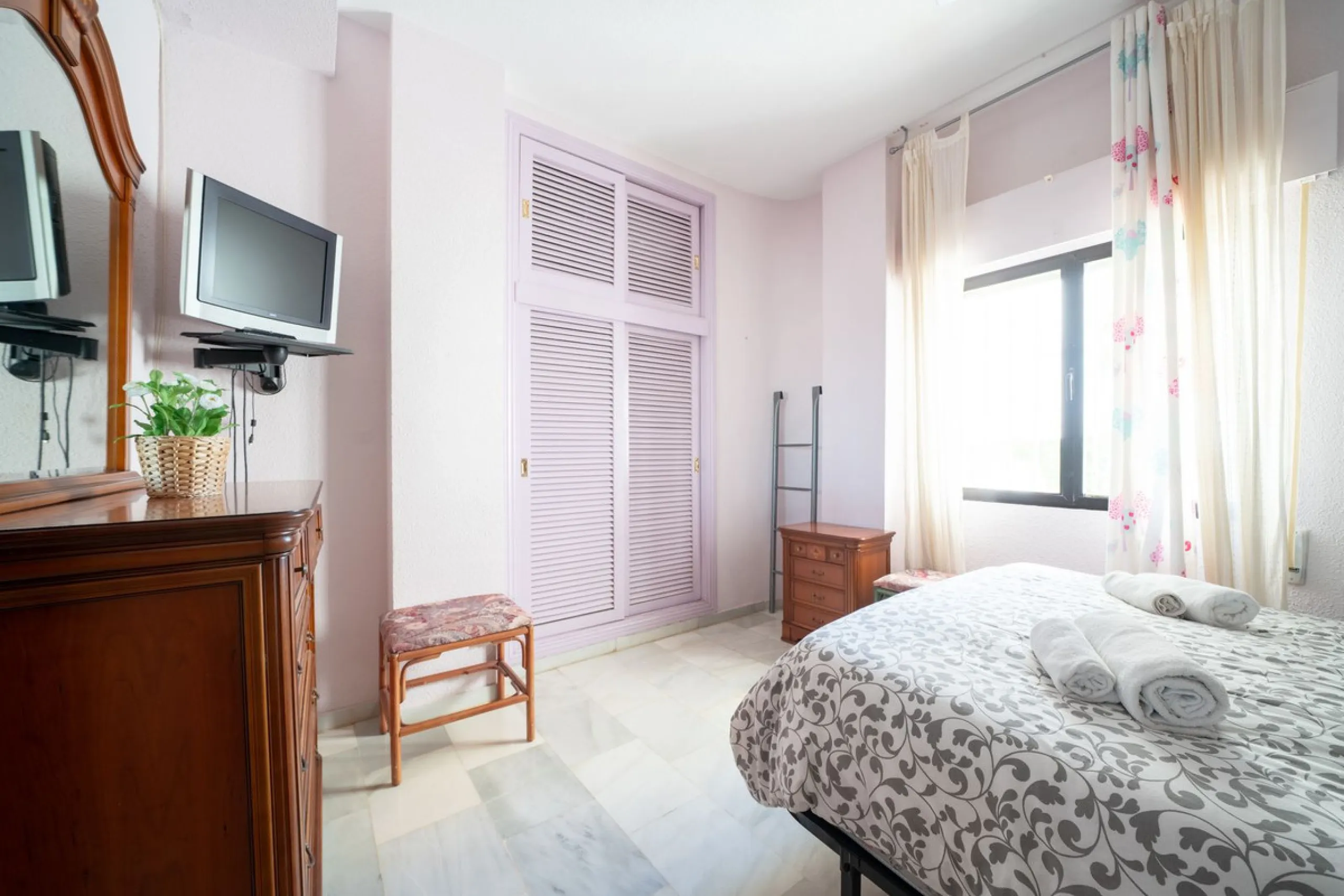 Apartment - Middle Floor Apartment в продаже в Marbella, Málaga. В доме 3 спален и 4 ванных комнат. Площадь дома 215 м²