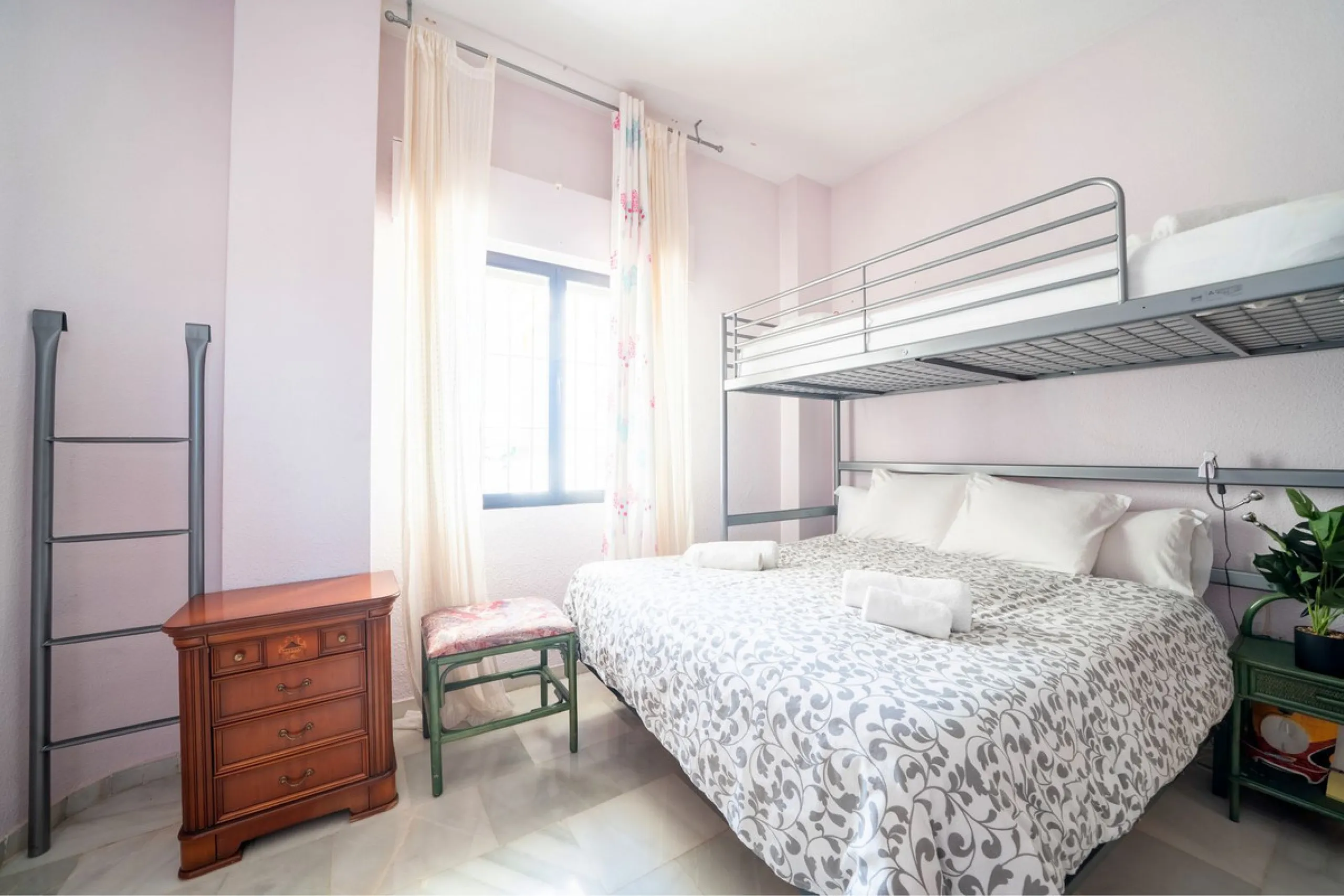 Apartment - Middle Floor Apartment в продаже в Marbella, Málaga. В доме 3 спален и 4 ванных комнат. Площадь дома 215 м²