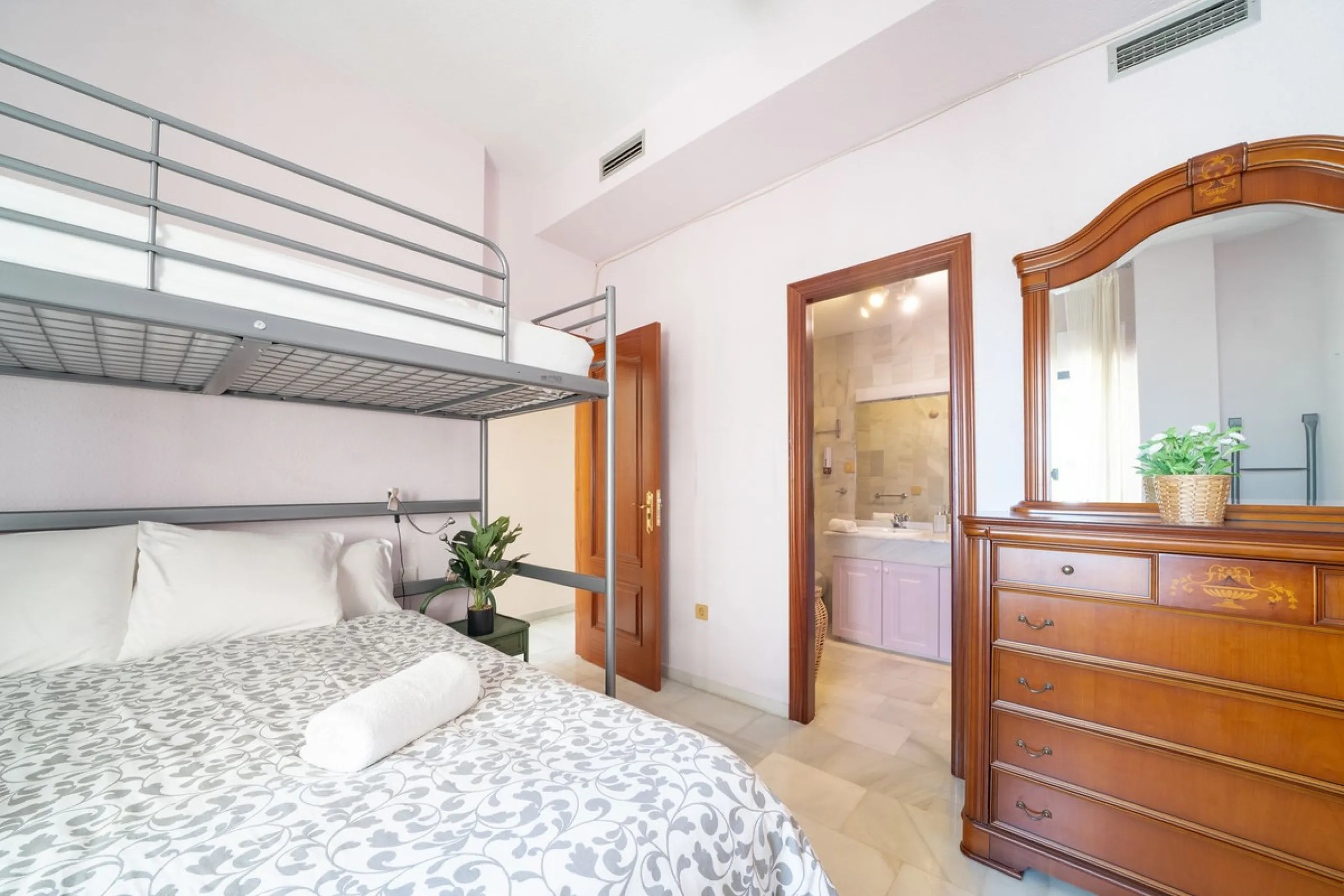 Apartment - Middle Floor Apartment в продаже в Marbella, Málaga. В доме 3 спален и 4 ванных комнат. Площадь дома 215 м²