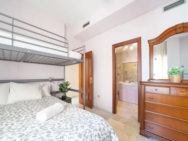 Apartment - Middle Floor Apartment в продаже в Marbella, Málaga. В доме 3 спален и 4 ванных комнат. Площадь дома 215 м²