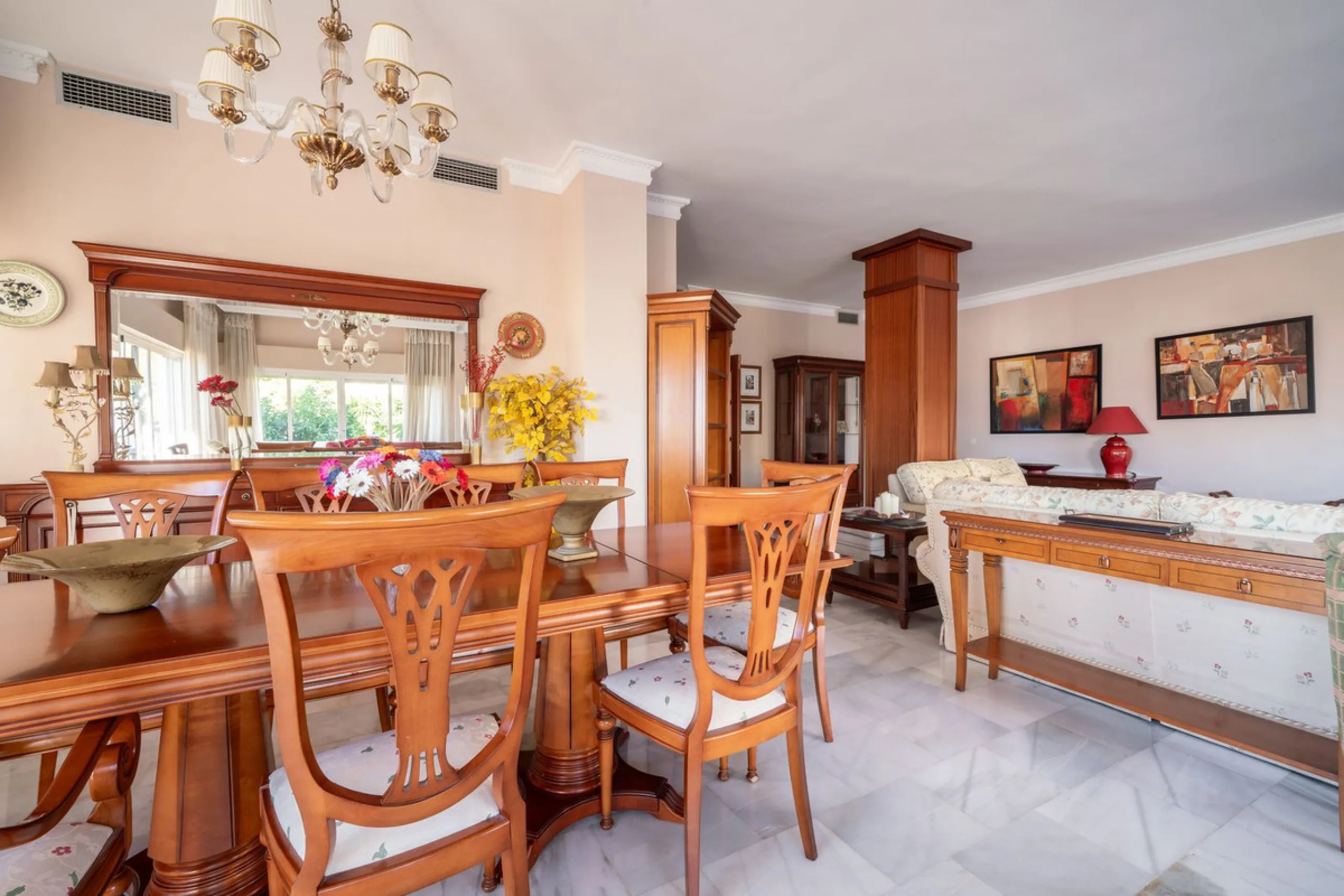 Apartment - Middle Floor Apartment в продаже в Marbella, Málaga. В доме 3 спален и 4 ванных комнат. Площадь дома 215 м²