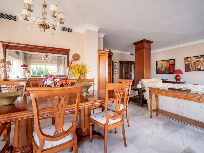 Apartment - Middle Floor Apartment в продаже в Marbella, Málaga. В доме 3 спален и 4 ванных комнат. Площадь дома 215 м²