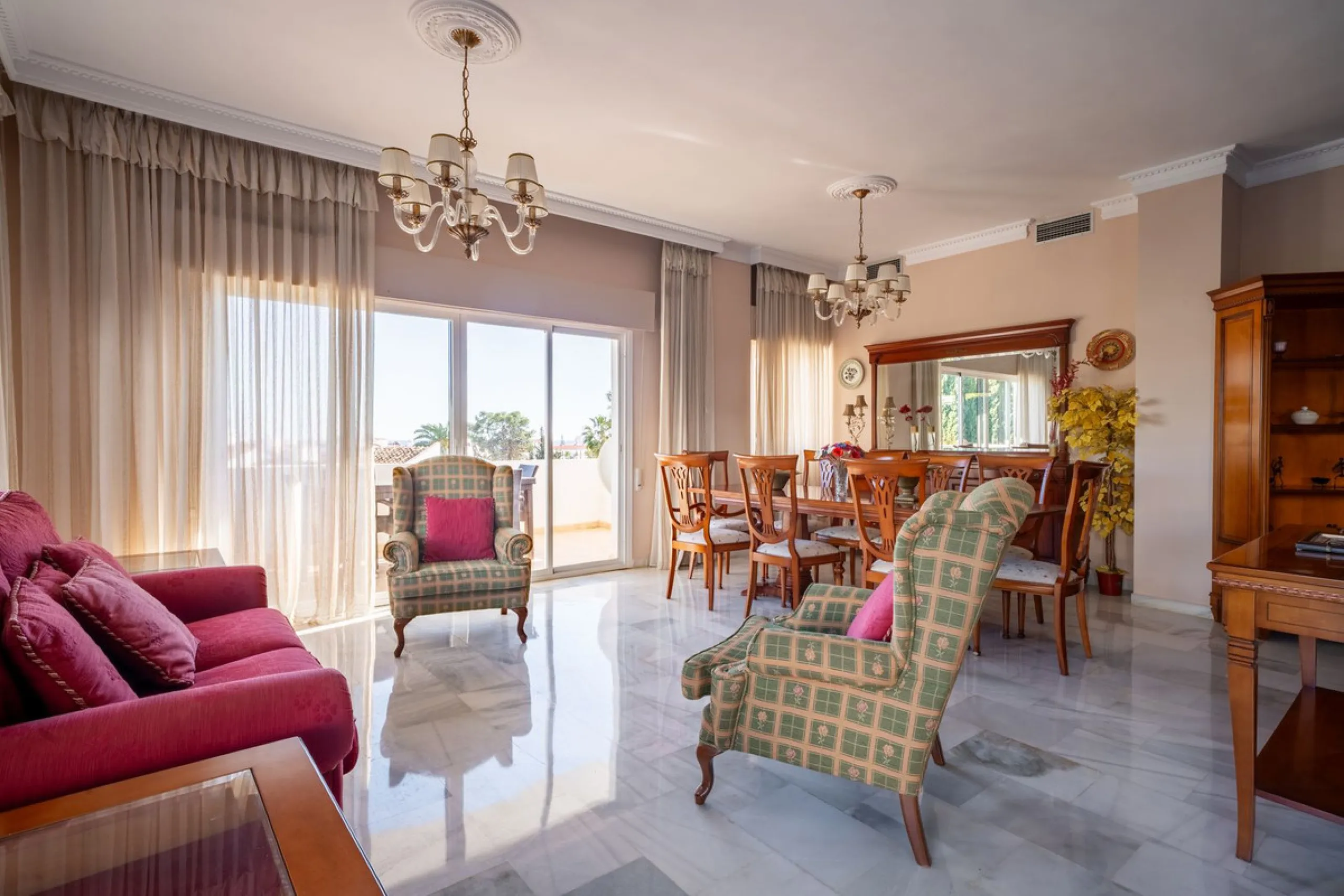 Apartment - Middle Floor Apartment в продаже в Marbella, Málaga. В доме 3 спален и 4 ванных комнат. Площадь дома 215 м²