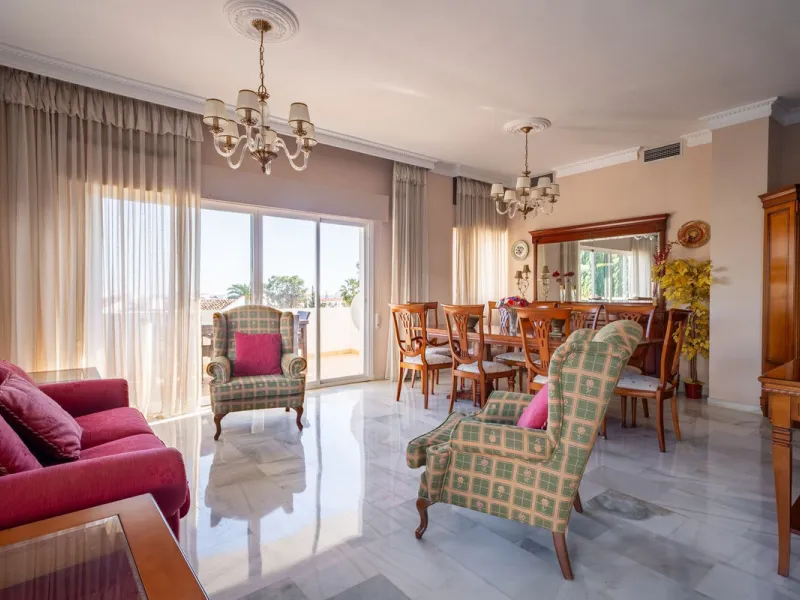 Apartment - Middle Floor Apartment в продаже в Marbella, Málaga. В доме 3 спален и 4 ванных комнат. Площадь дома 215 м²