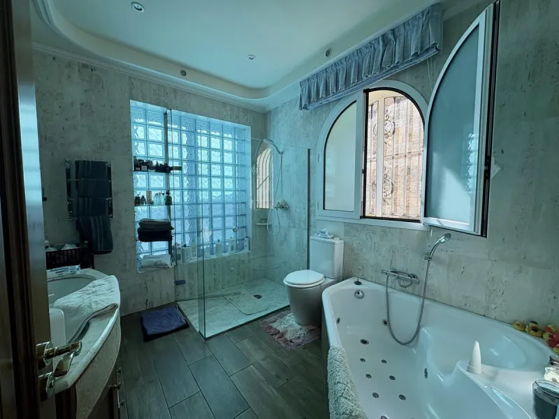 House - Detached Villa в продаже в Fuengirola, Málaga. В доме 5 спален и 4 ванных комнат. Площадь дома 504 м². Площадь участка 2437 м²
