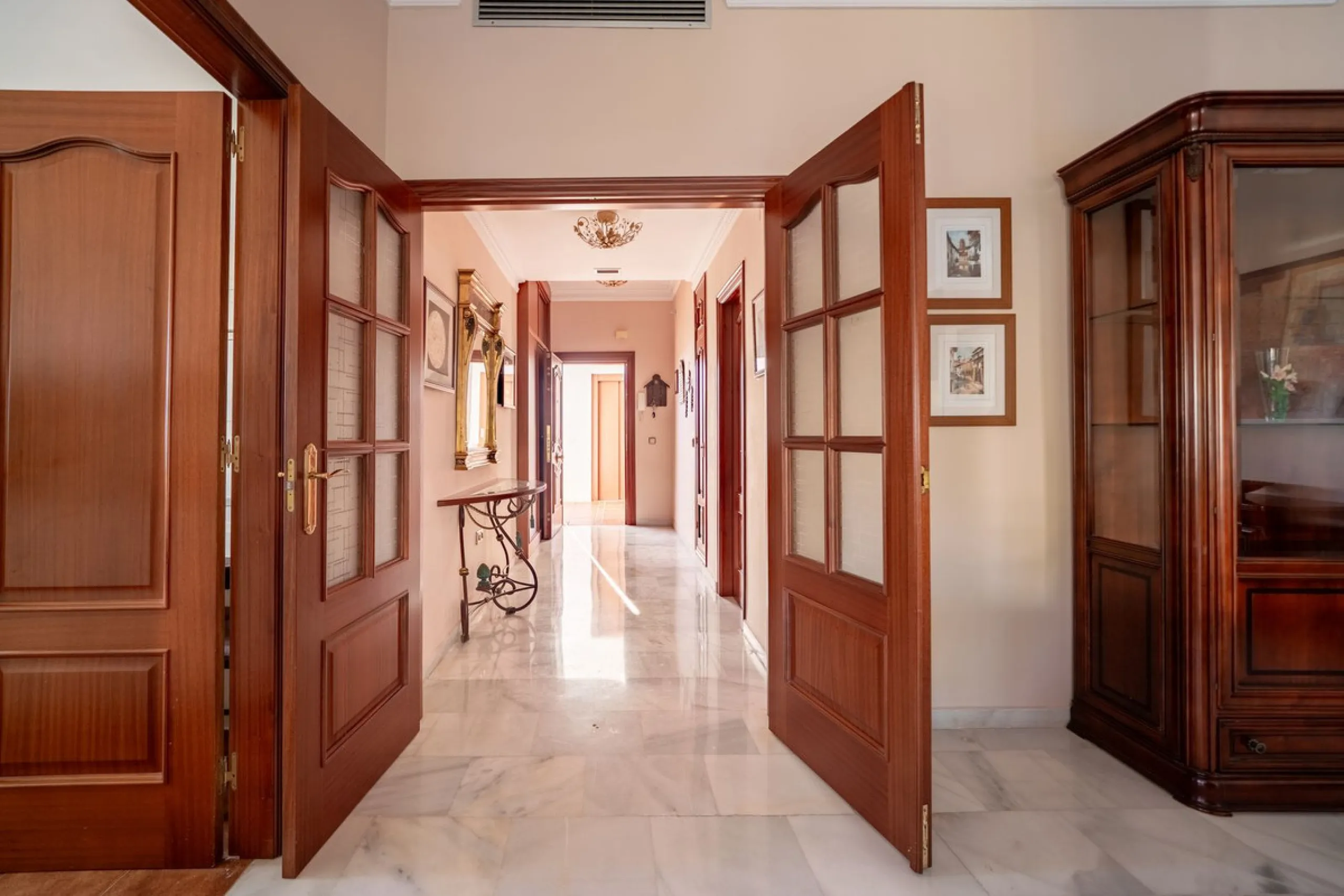 Apartment - Middle Floor Apartment в продаже в Marbella, Málaga. В доме 3 спален и 4 ванных комнат. Площадь дома 215 м²